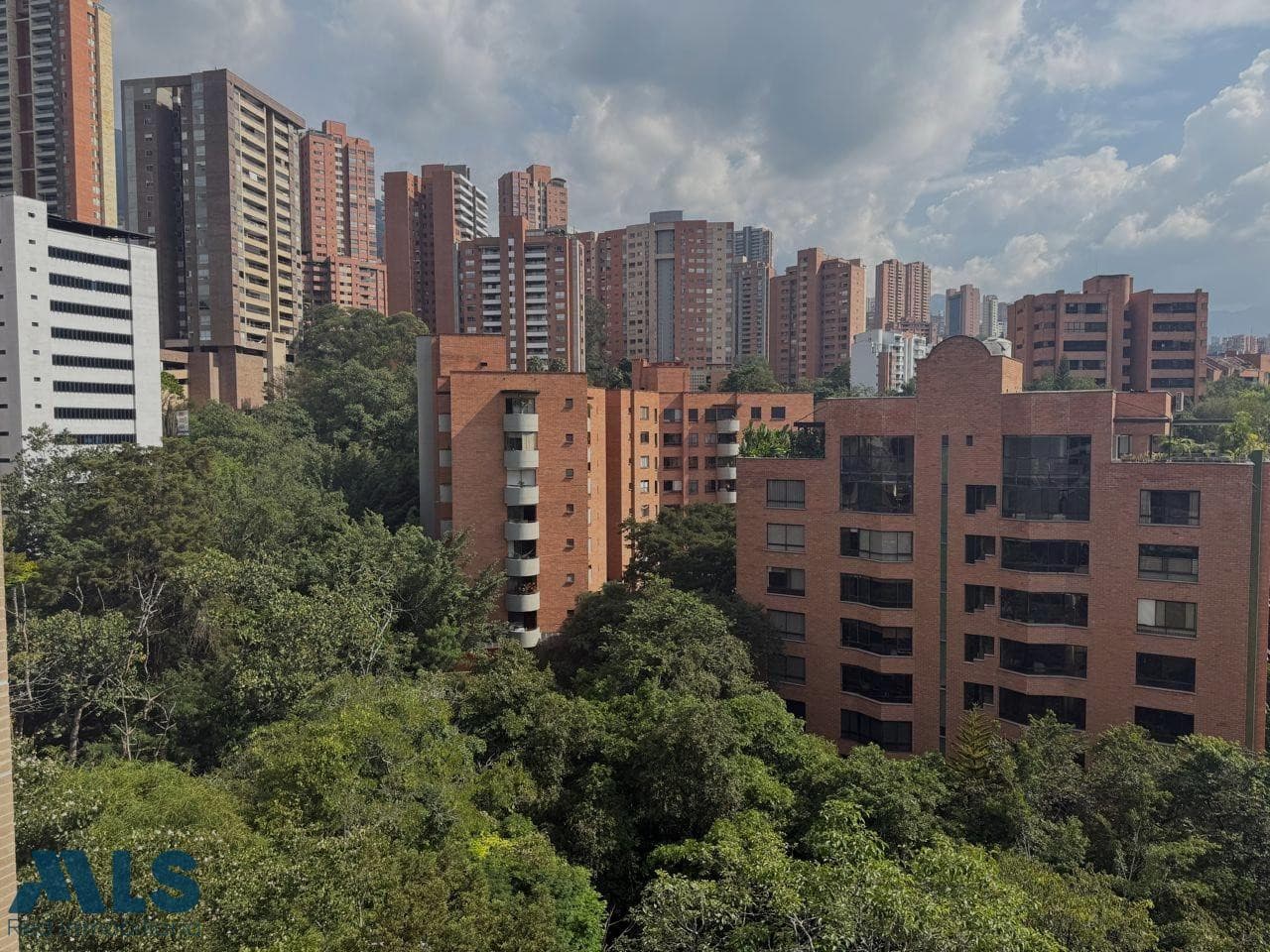 Apartamento en venta en Altos del Poblado, Medellín — foto 1 de 13