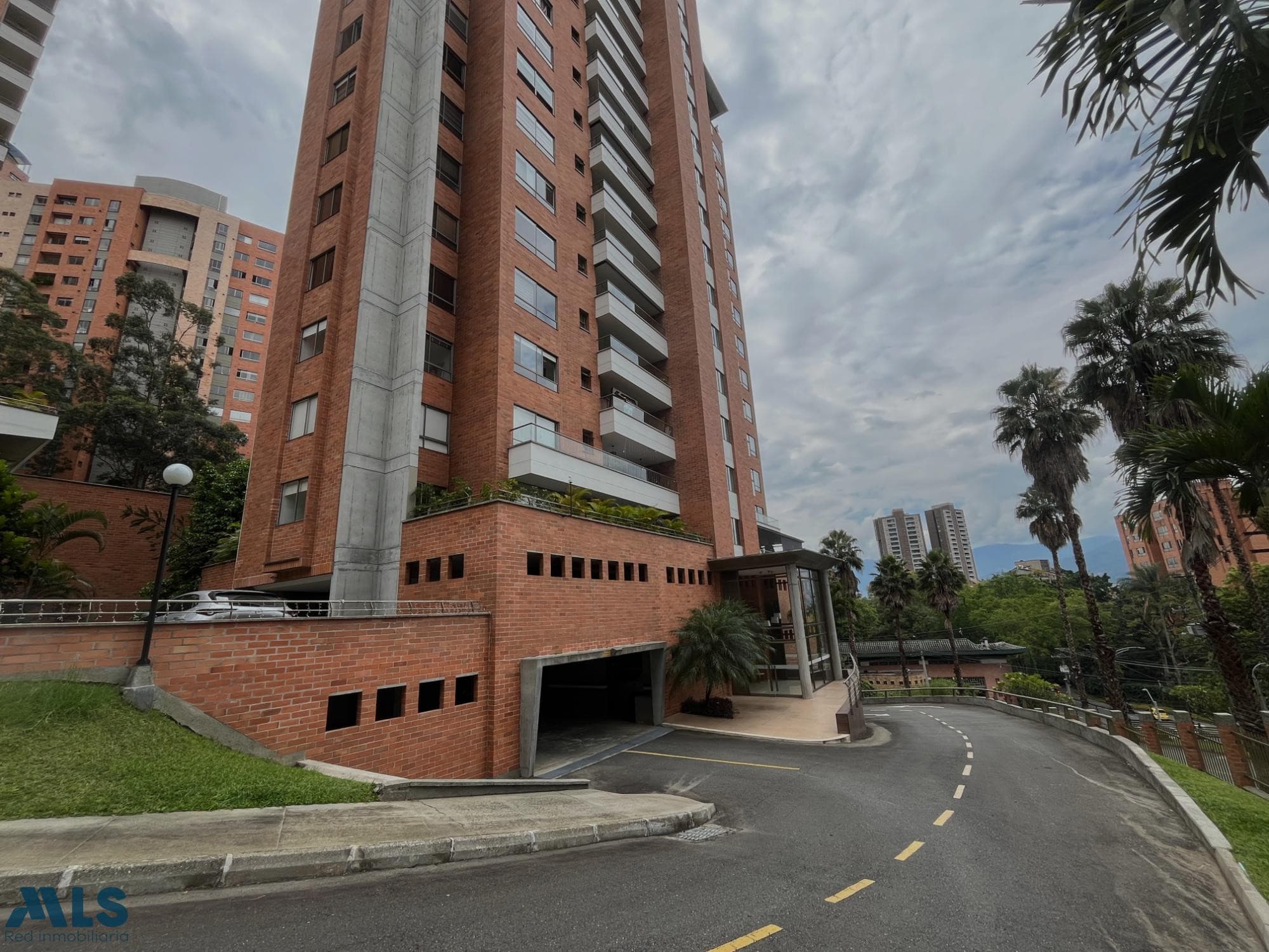 Apartamento en venta en Las Santas, Poblado, Medellín — foto 1 de 23