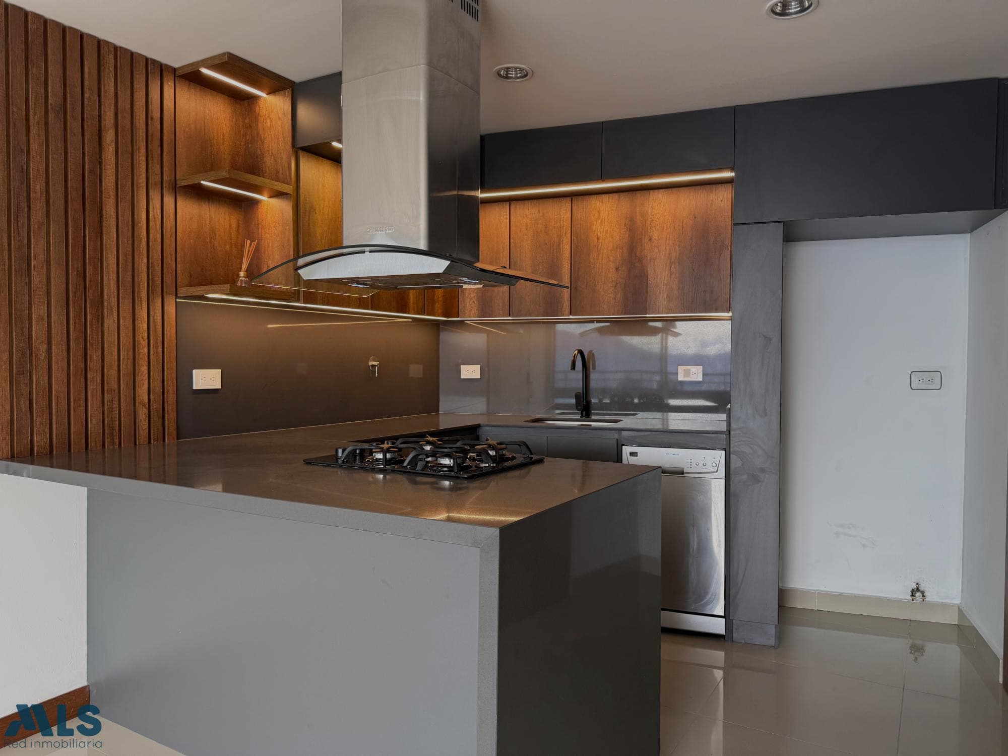 Apartamento en venta en Loma Del Indio, Poblado, Medellín — foto 1 de 22