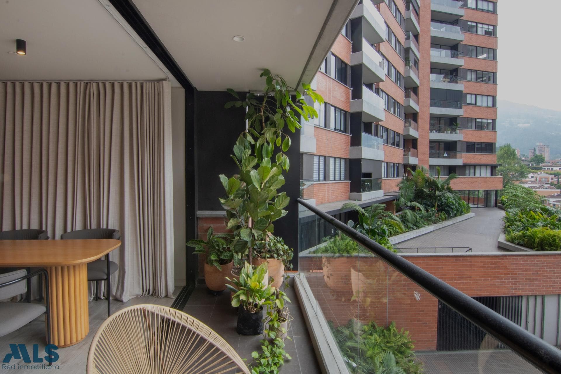 Apartamento en venta en Las Palmas, Poblado, Medellín — foto 1 de 17