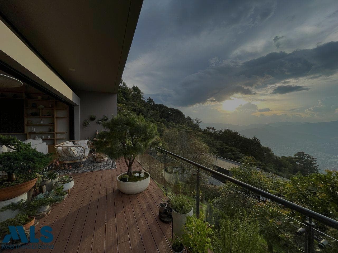 Casa en venta en Poblado, Medellín — foto 1 de 22