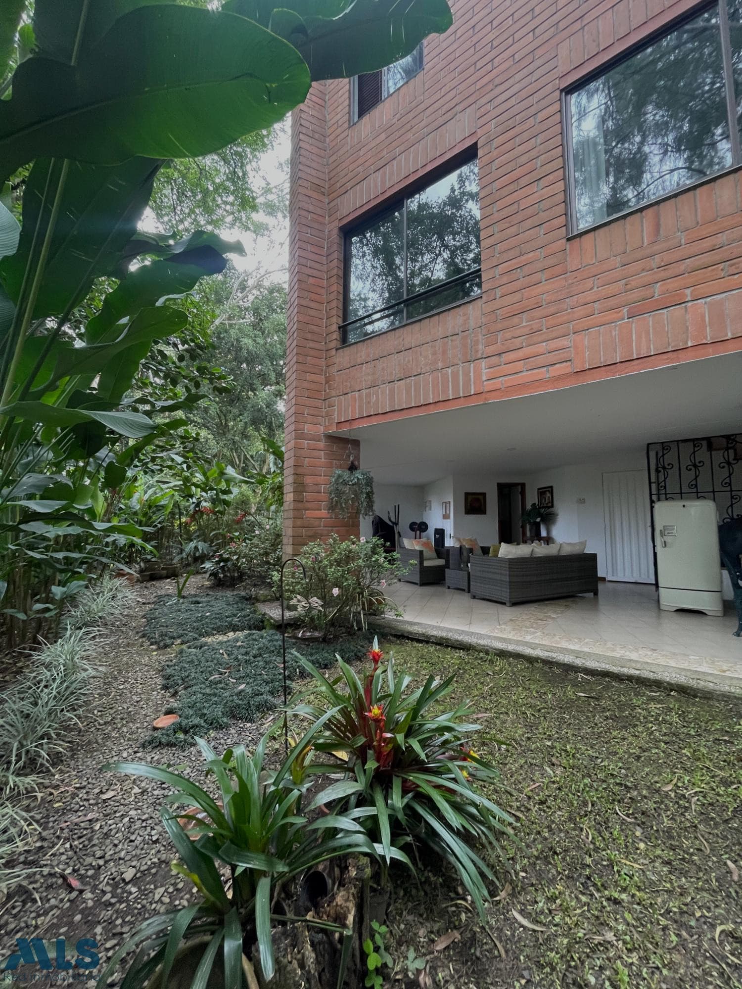 Casa en venta en Altos Del, Poblado, Medellín — foto 1 de 27