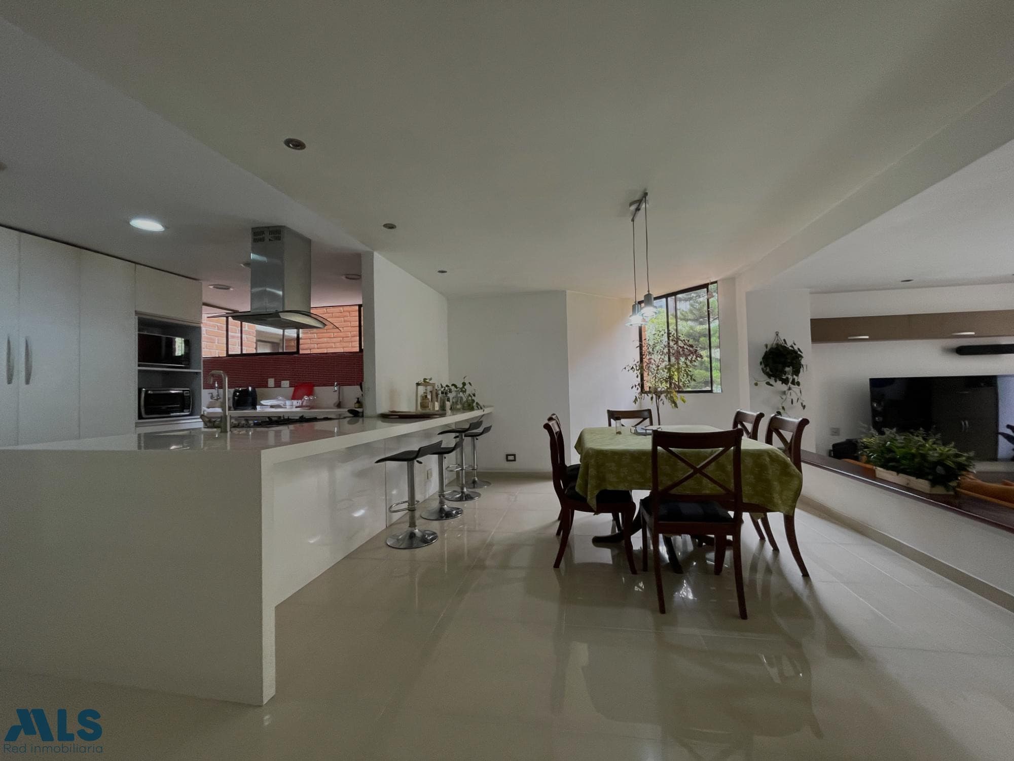 Apartamento en venta en Loma Los Gonzalez, Poblado, Medellín — foto 1 de 20