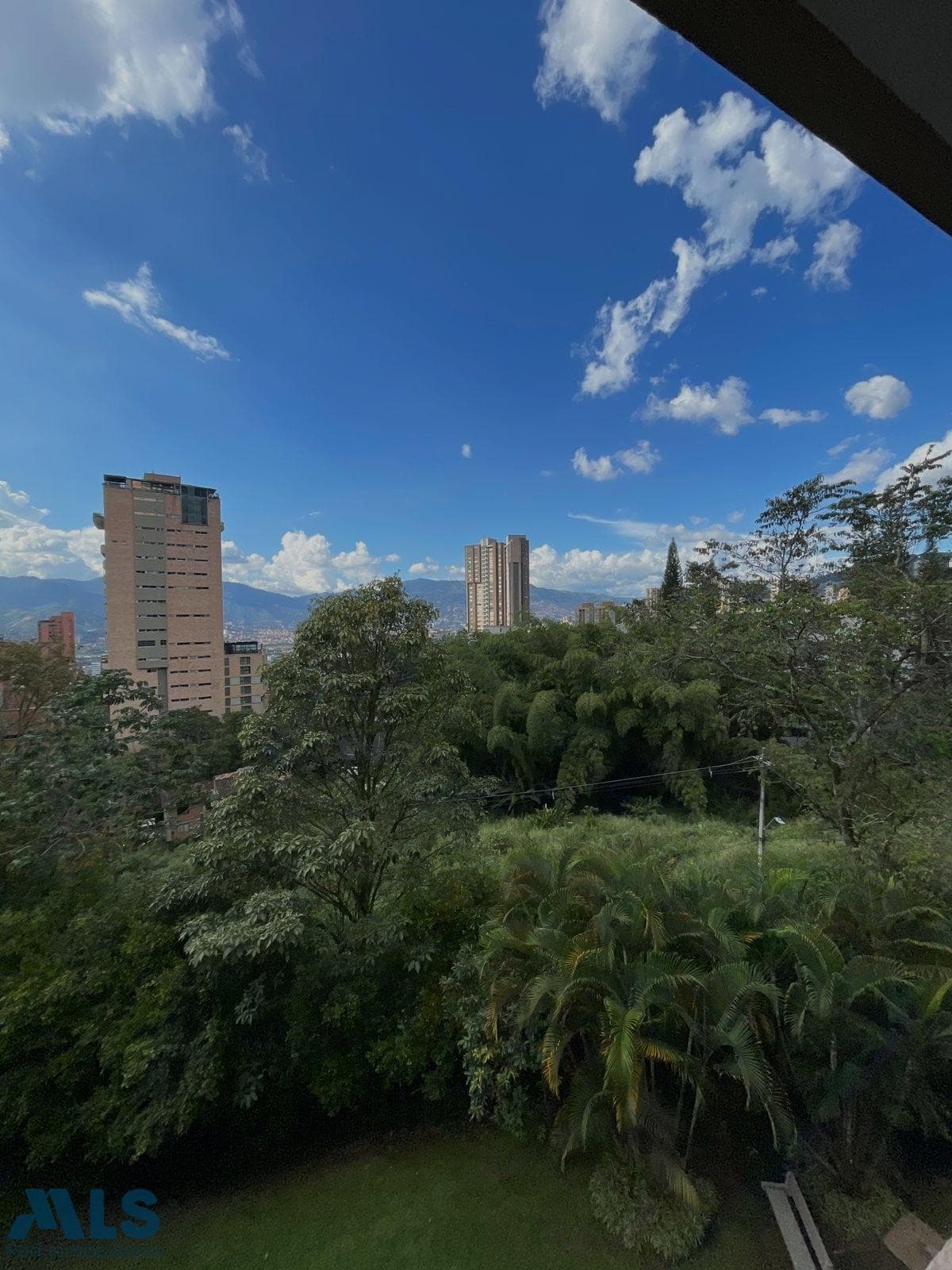 Apartamento en venta en El Tesoro, Poblado, Medellín — foto 1 de 18