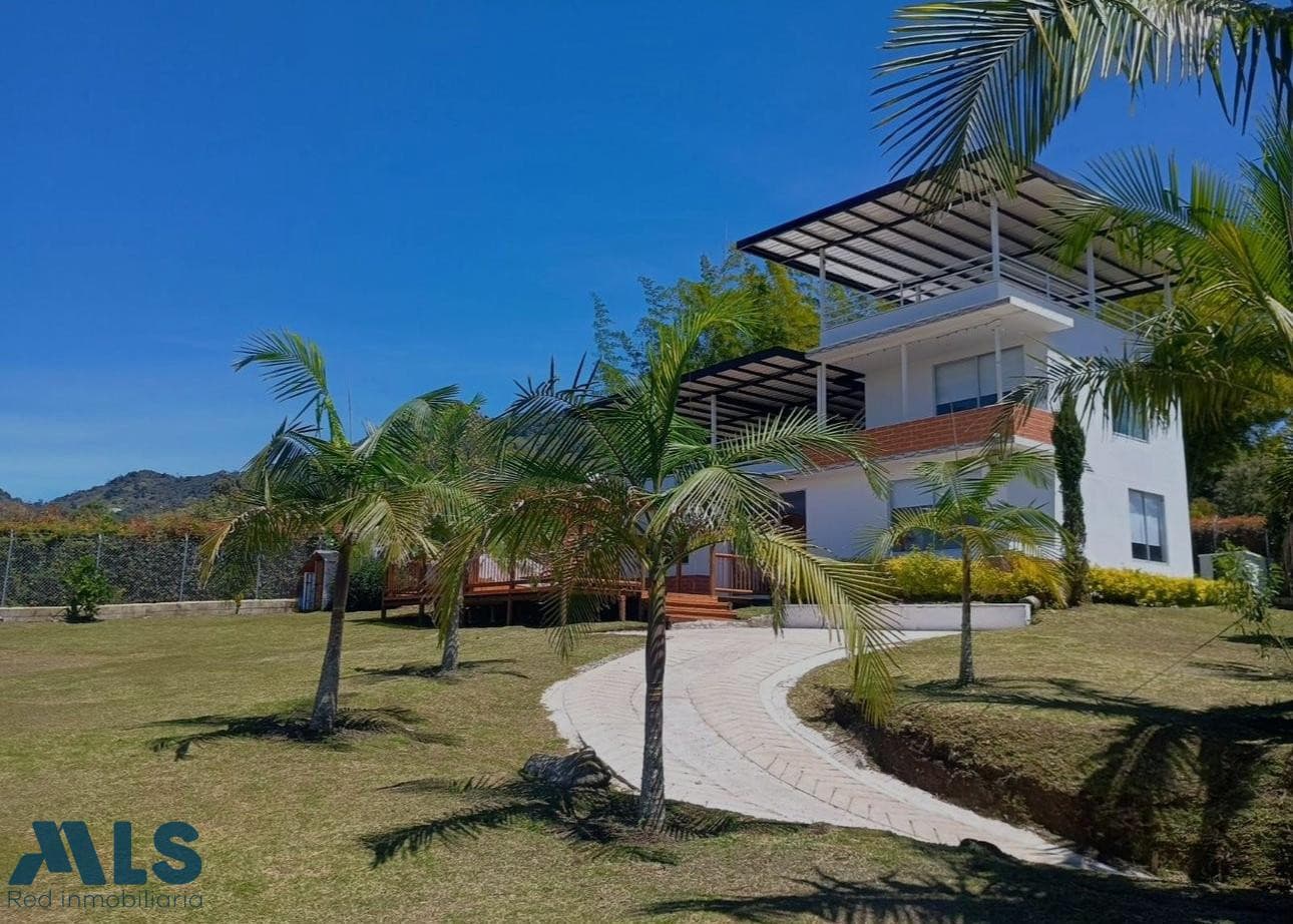 Casa en venta en V. La Cristalina, Oriente Antioqueño, El Peñol — foto 1 de 17