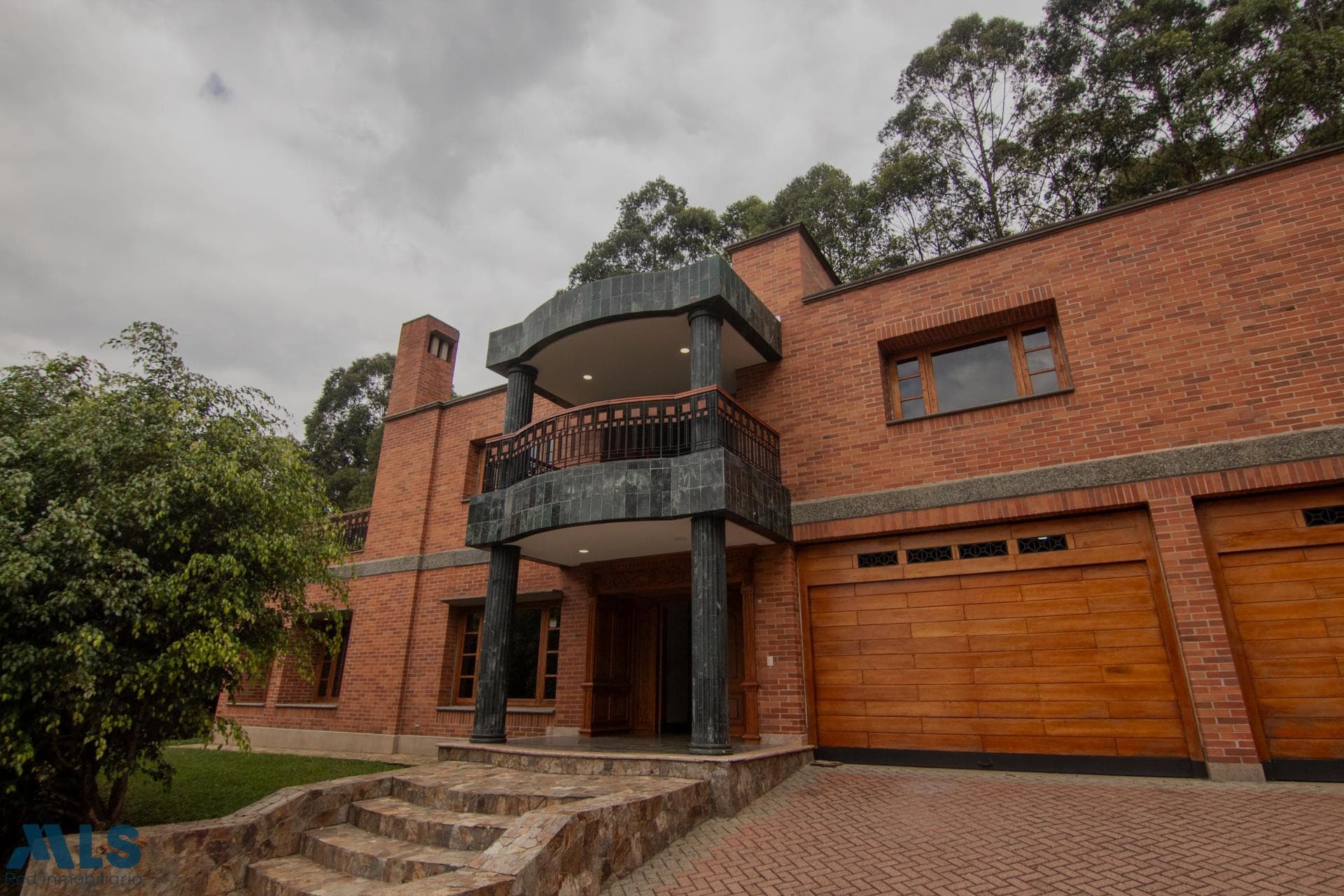 Casa en venta en La Calera, Poblado, Medellín — foto 1 de 27