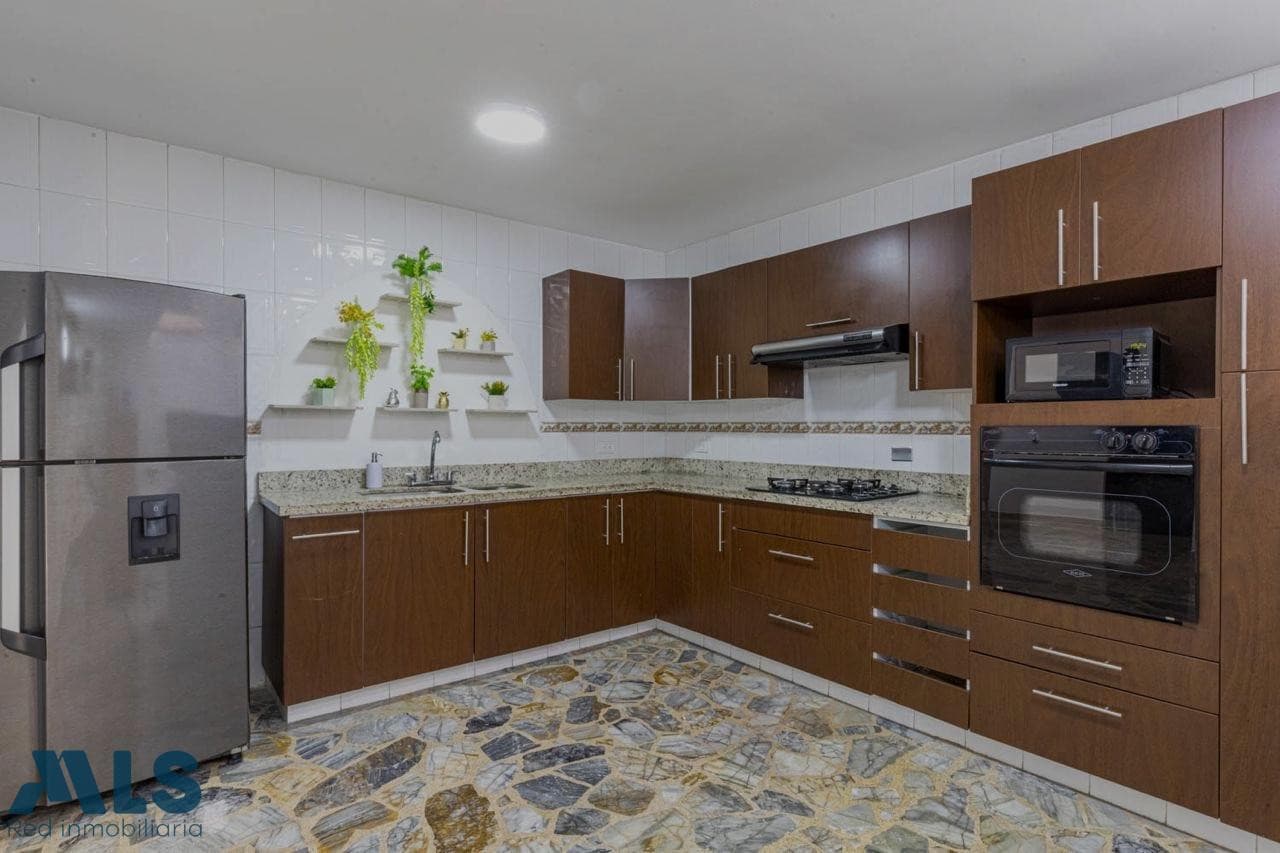 Casa en venta en Cuarta Brigada, Laureles, Medellín — foto 1 de 37