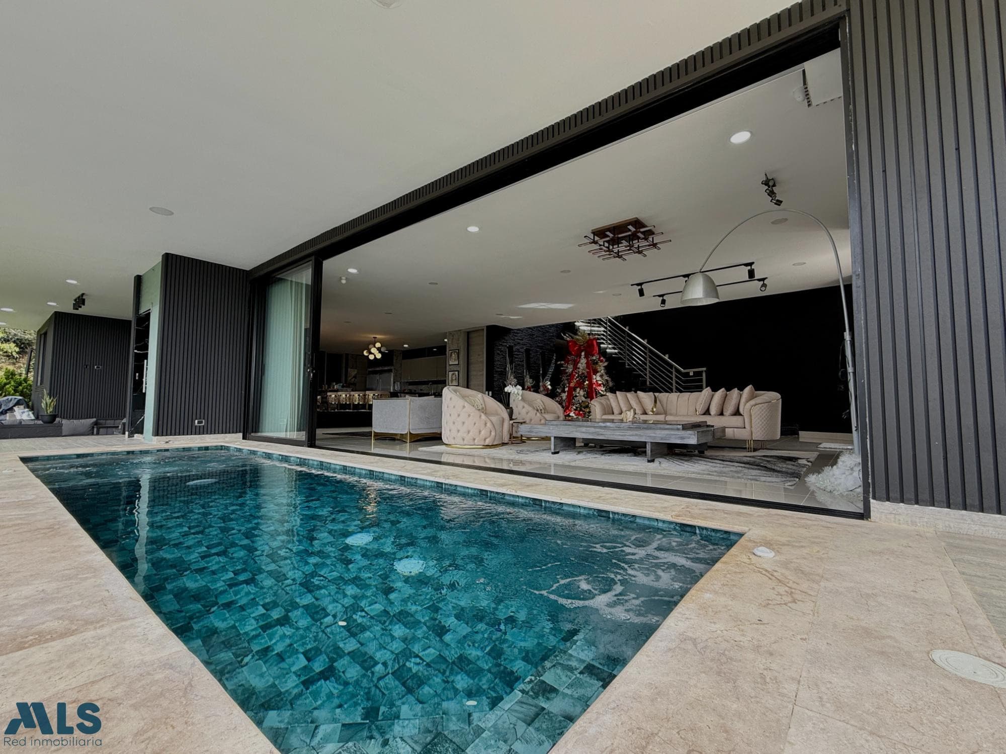 Casa en venta en Las Palmas, Poblado, Medellín — foto 1 de 73