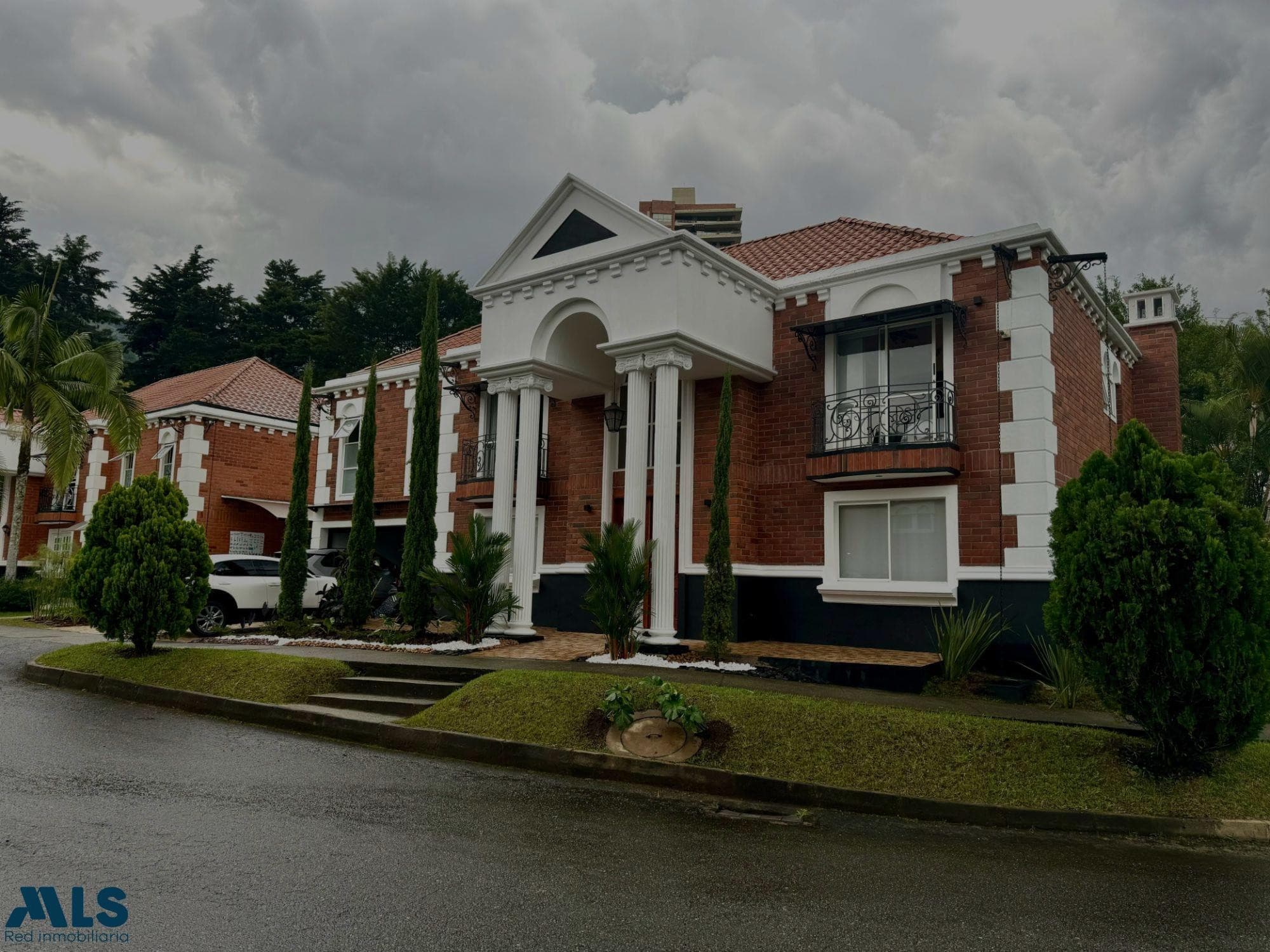 Casa en venta en El Tesoro, Poblado, Medellín — foto 1 de 41
