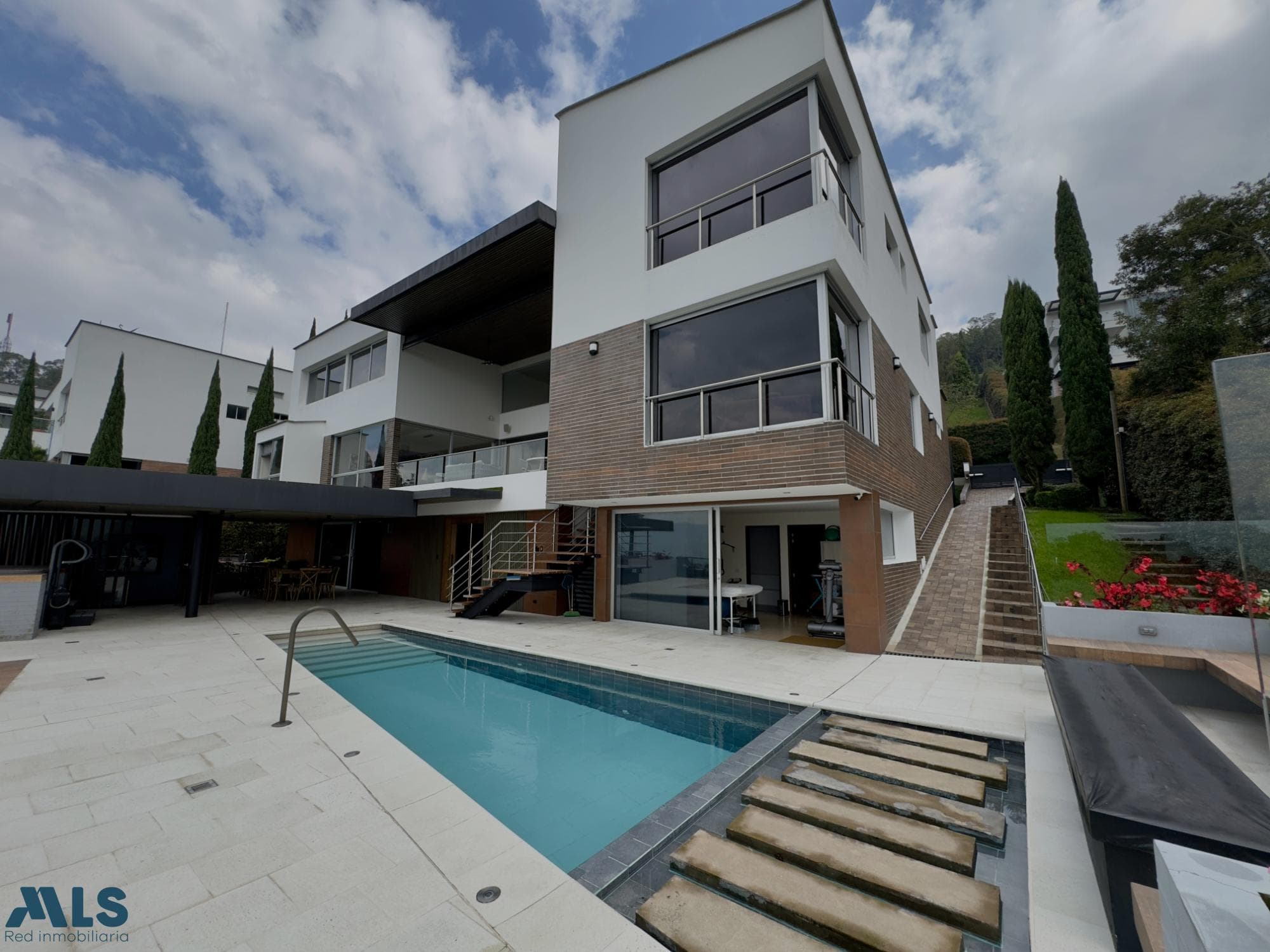 Casa en venta en Las Palmas, Poblado, Medellín — foto 1 de 43