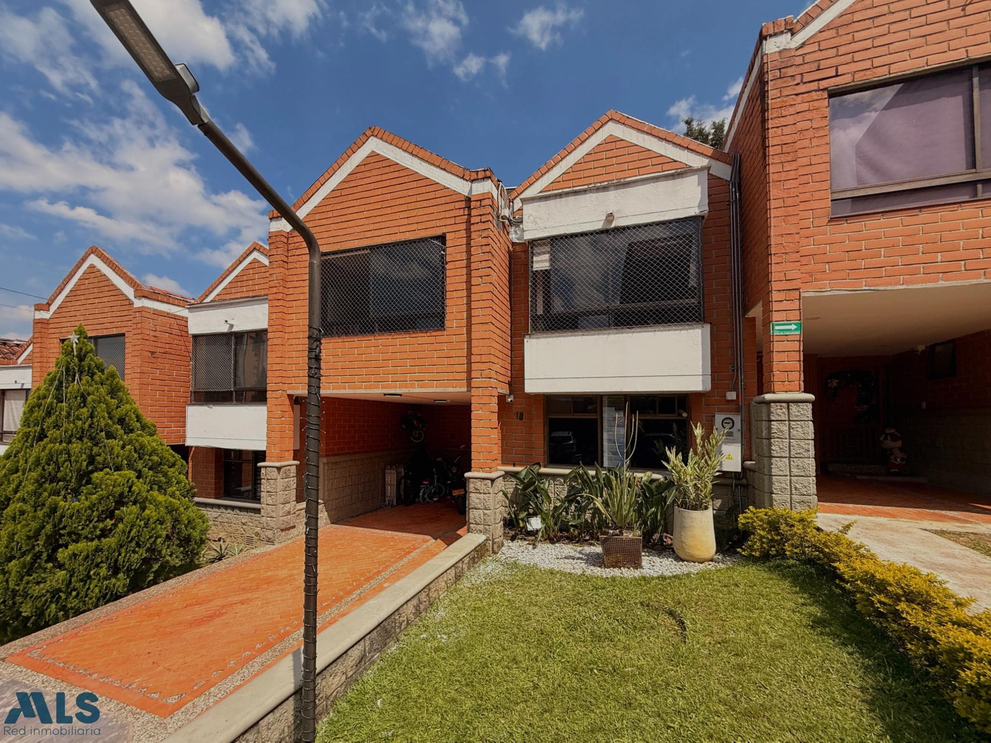 Casa en venta en Linares, Poblado, Medellín — foto 1 de 25