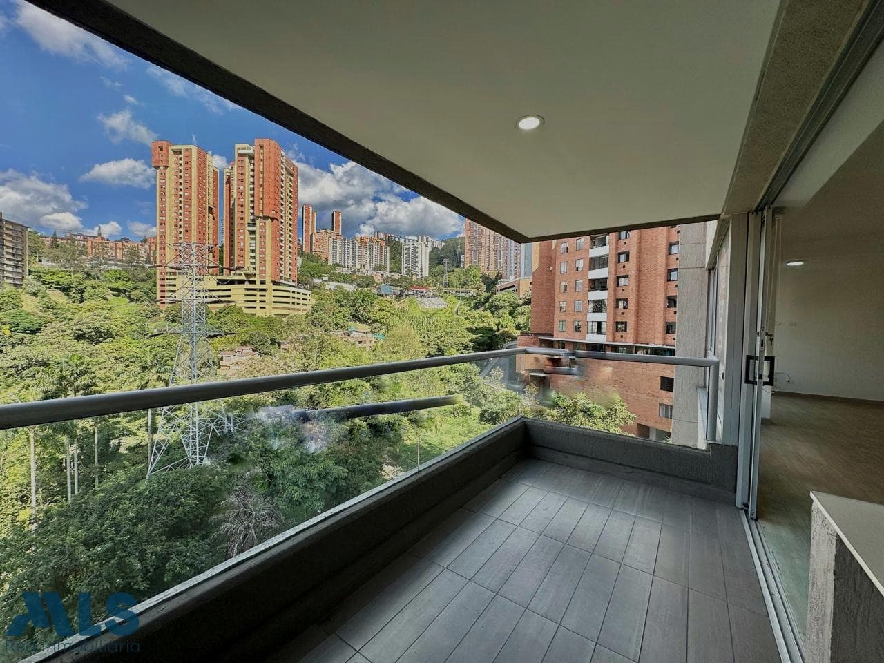 Apartamento en venta en Loma De San Julian, Poblado, Medellín — foto 1 de 8