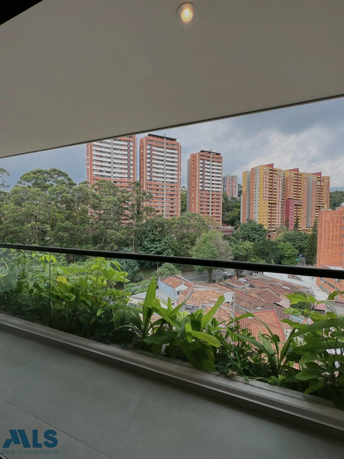 Apartamento en venta en La Castellana, Laureles, Medellín — foto 1 de 13