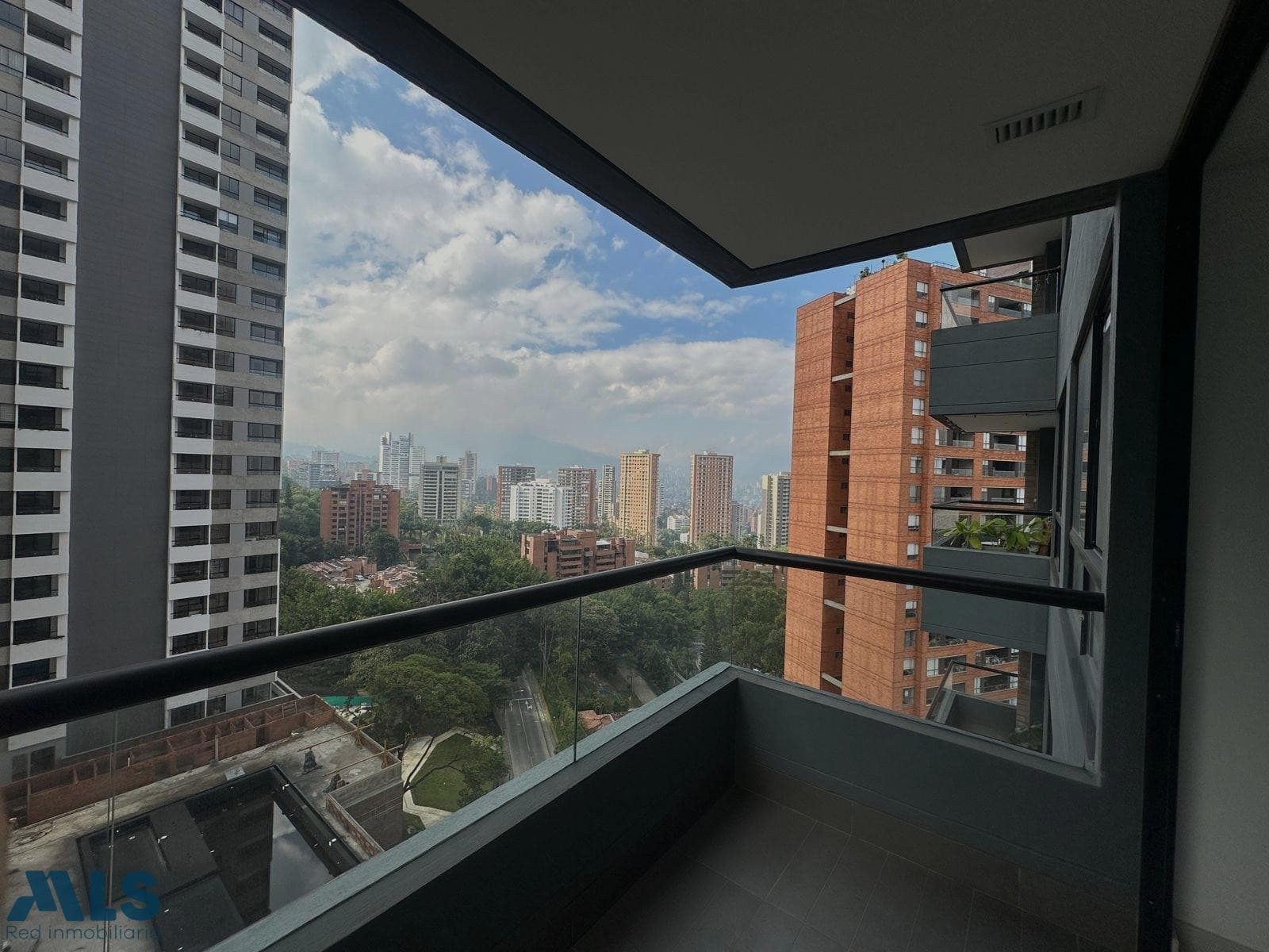 Apartamento en venta en Linares, Poblado, Medellín — foto 1 de 28