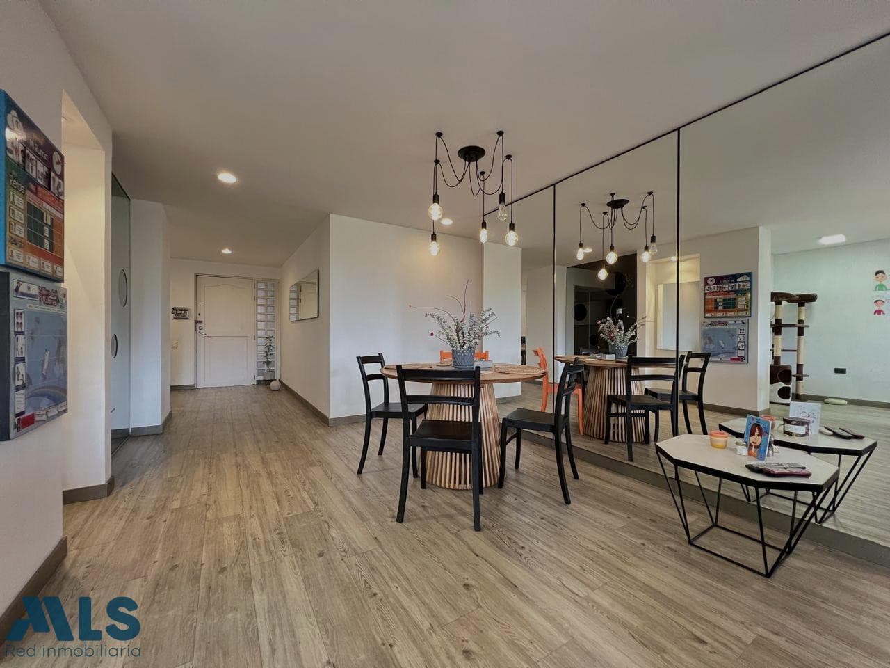 Apartamento en venta en Lalinde, Poblado, Medellín — foto 1 de 11