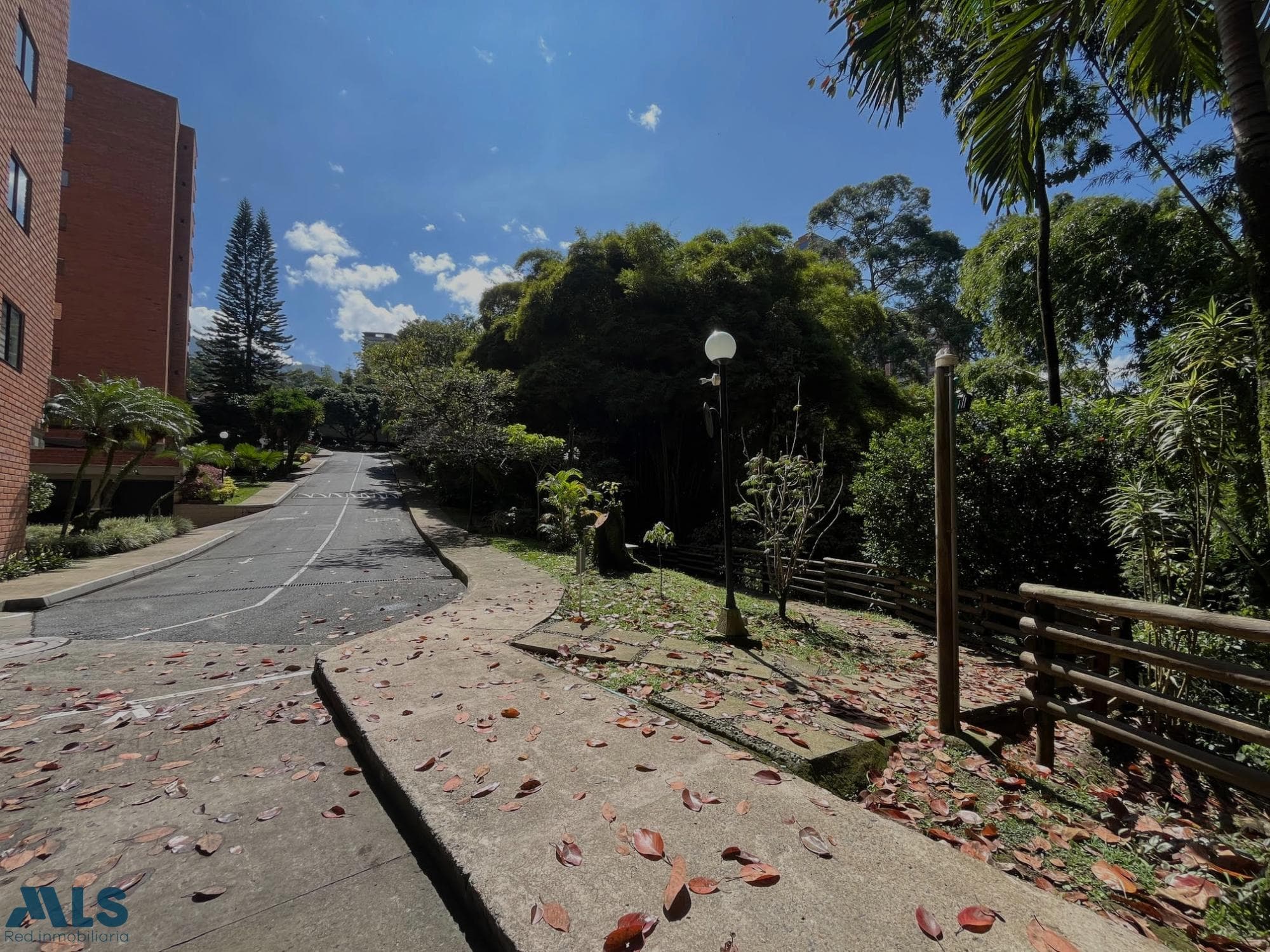 Apartamento en venta en La Frontera, Poblado, Medellín — foto 1 de 22