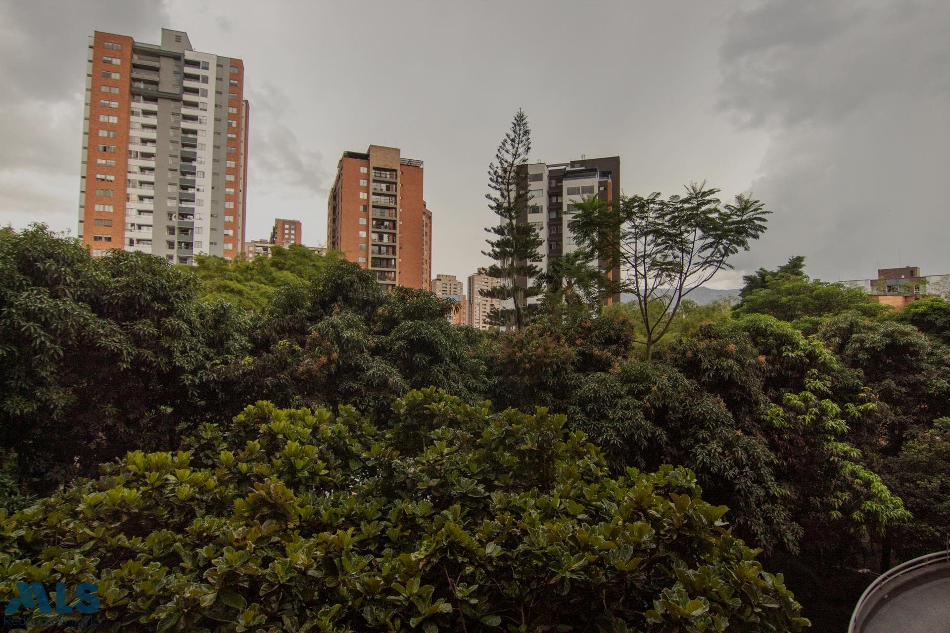 Apartamento en venta en Loma de San Julian, Poblado, Medellín — foto 1 de 11