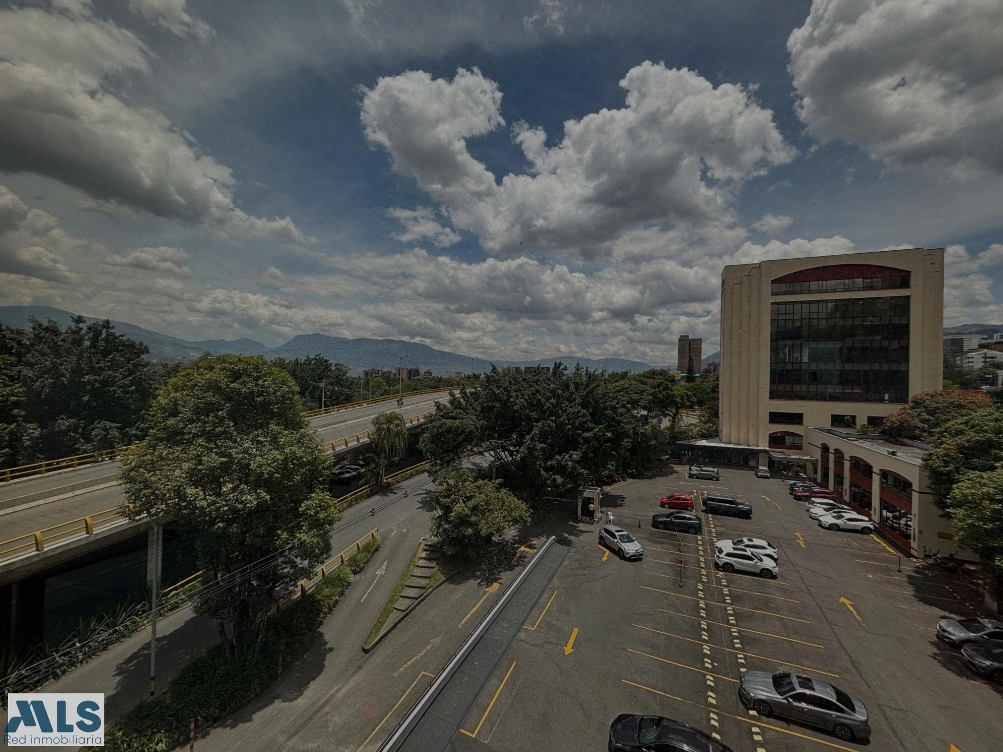 Oficina en venta en La Aguacatala, Poblado, Medellín — foto 1 de 13