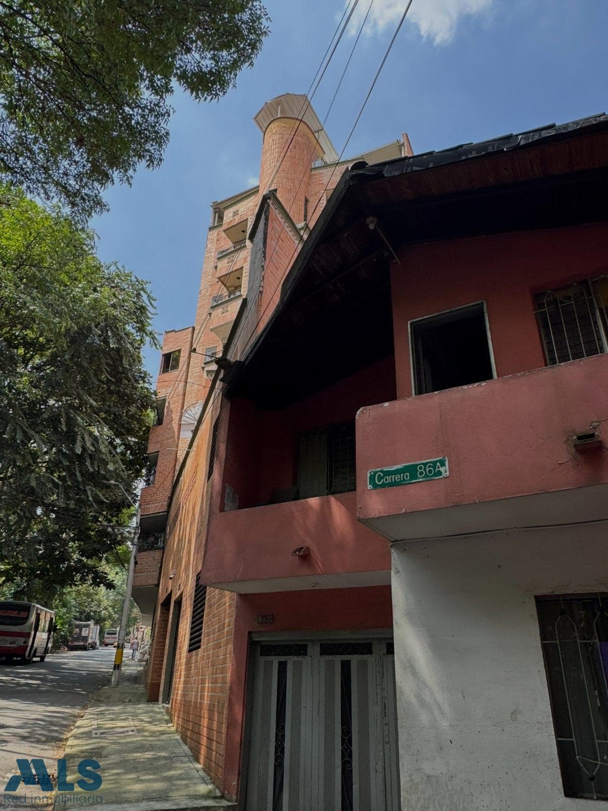 Casa en venta en Santa Teresita, Laureles, Medellín — foto 1 de 8