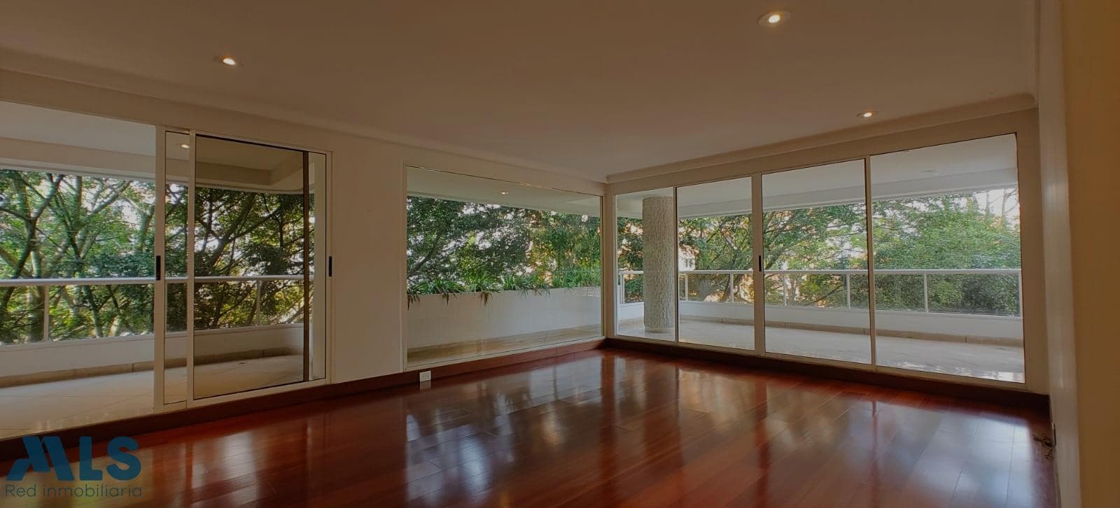 Apartamento en venta en Poblado, Medellín — foto 1 de 38