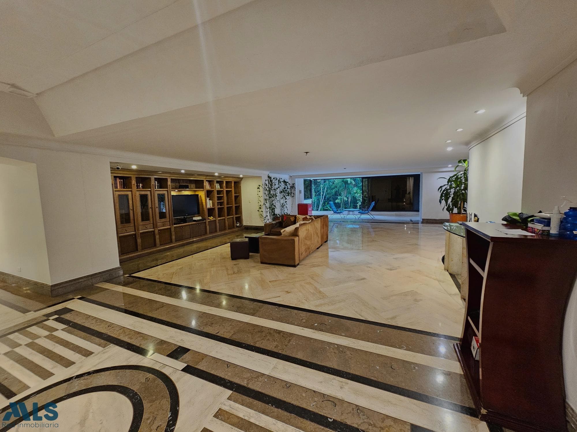 Apartamento en venta en La Toja, Poblado, Medellín — foto 1 de 33