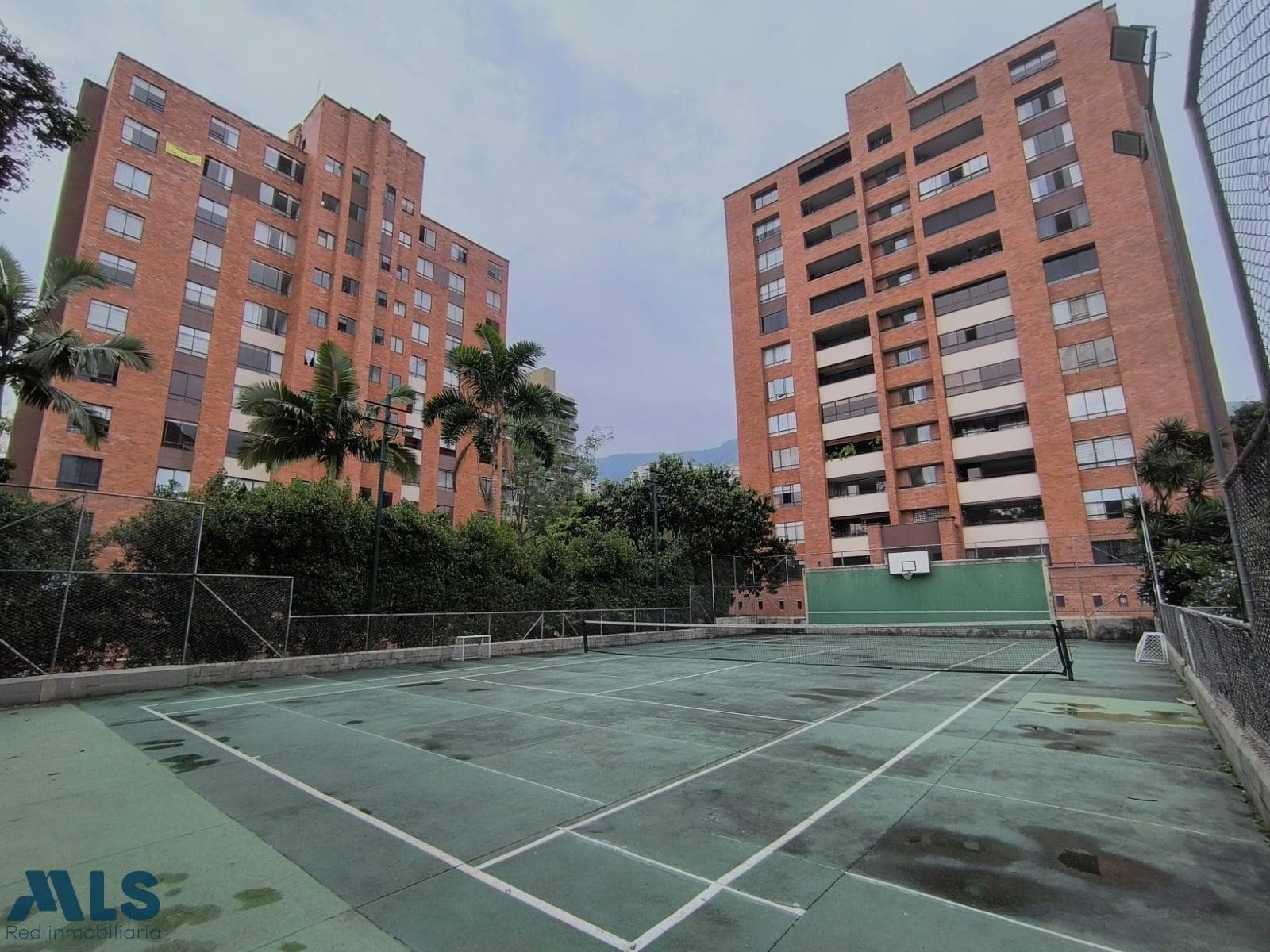 Apartamento en venta en La Tomatera, Poblado, Medellín — foto 1 de 31
