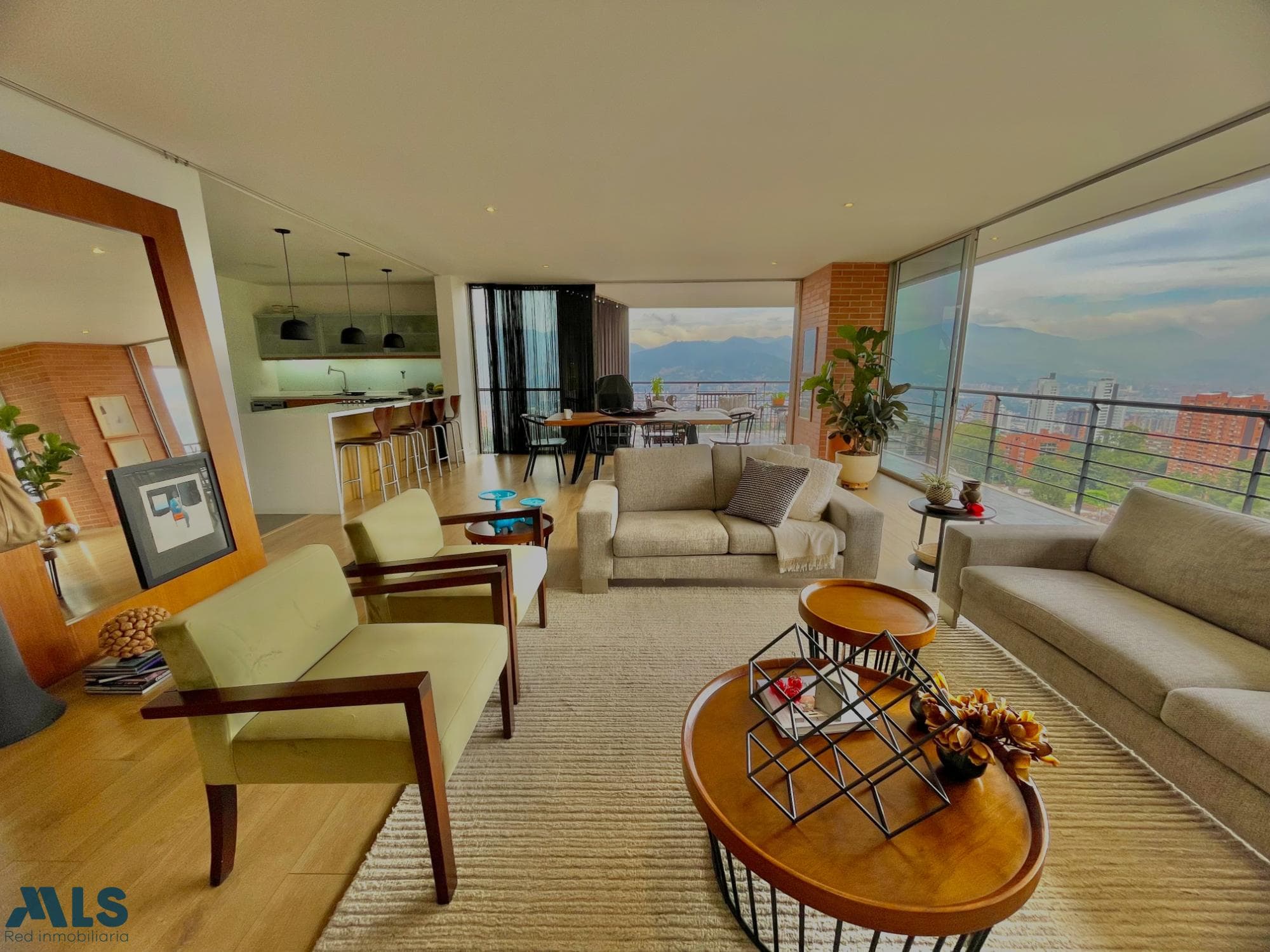 Apartamento en venta en San Lucas, Poblado, Medellín — foto 1 de 37