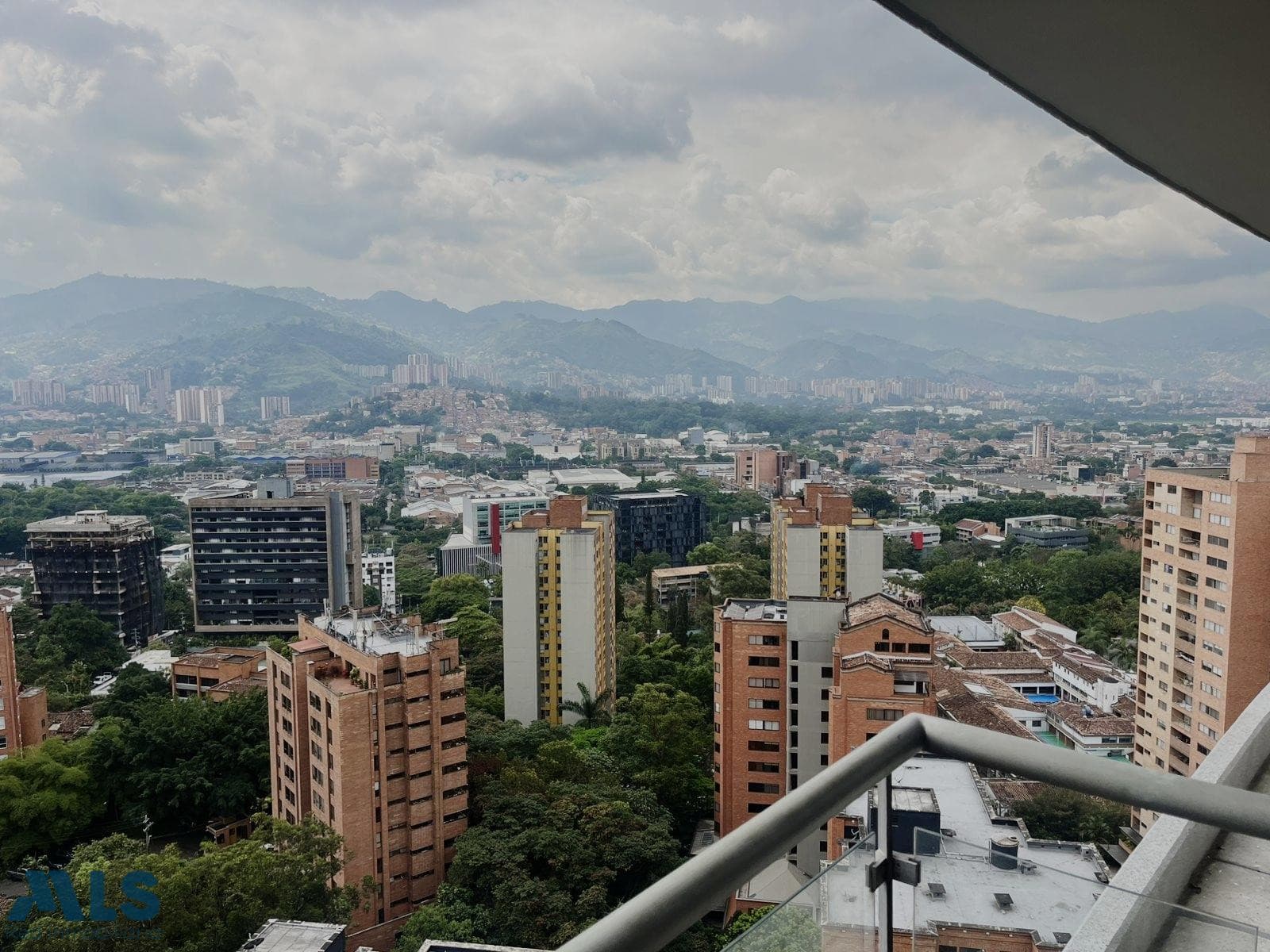 Apartamento en venta en Milla de Oro, Poblado, Medellín — foto 1 de 16