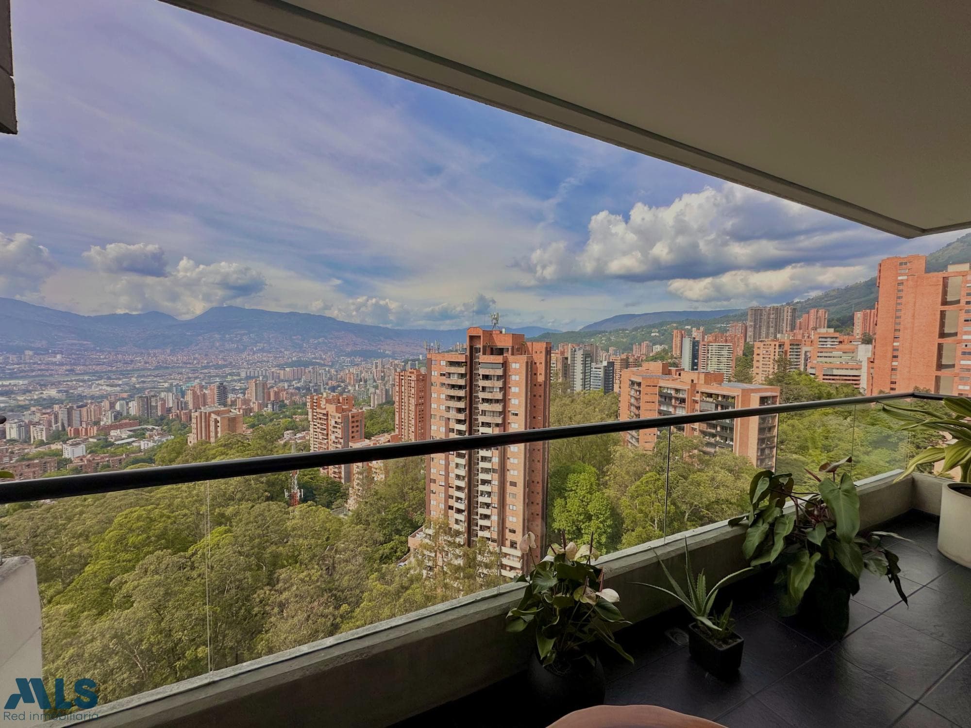 Apartamento en venta en El Tesoro, Poblado, Medellín — foto 1 de 29