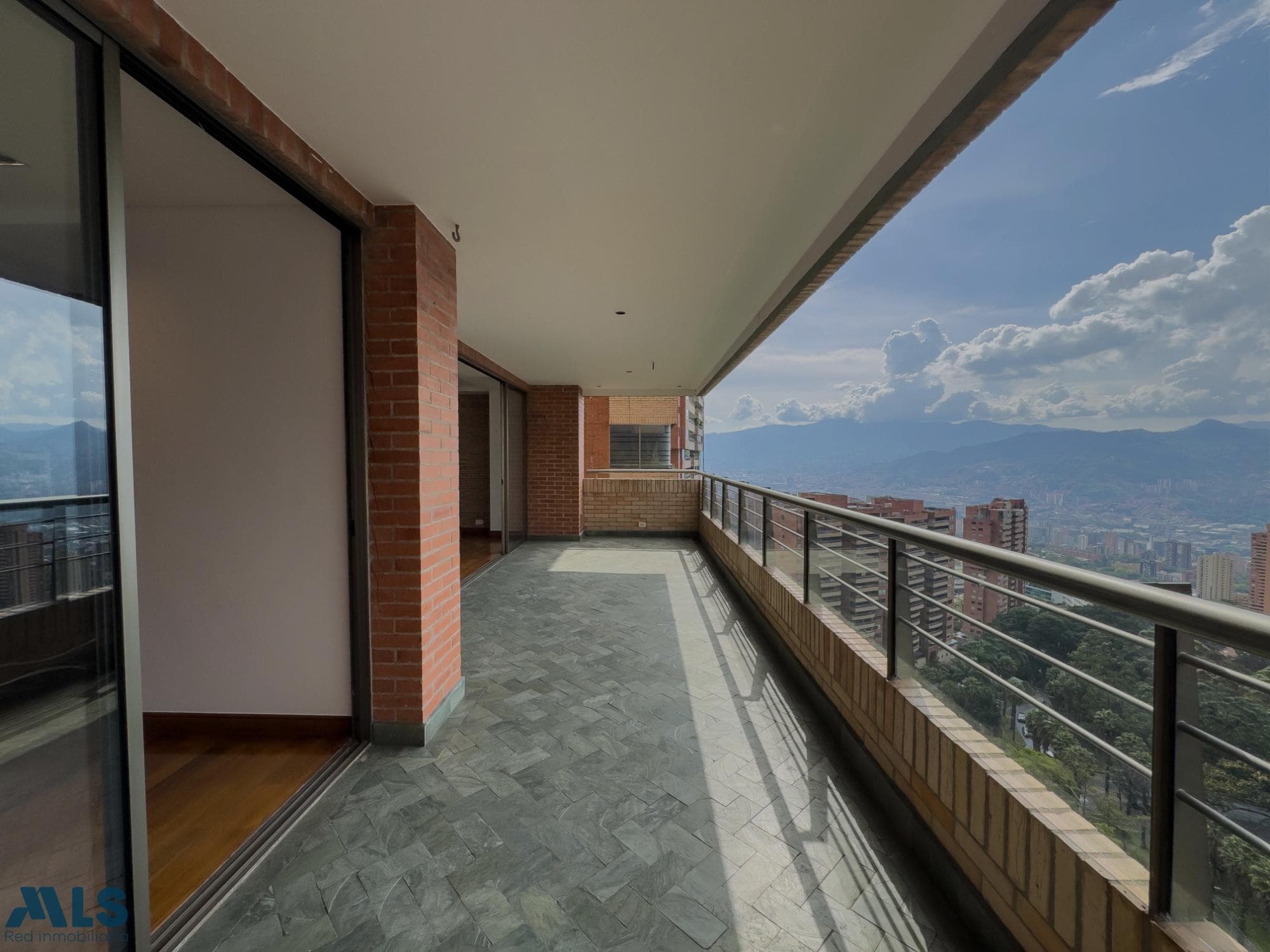Apartamento en venta en La Calera, Poblado, Medellín — foto 1 de 38