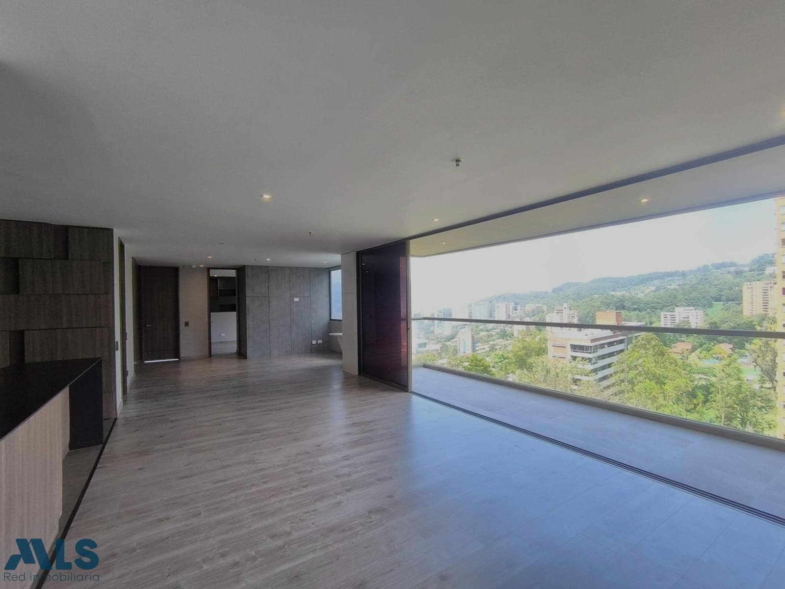 Apartamento en venta en Loma Cola del Zorro, Poblado, Medellín — foto 1 de 32