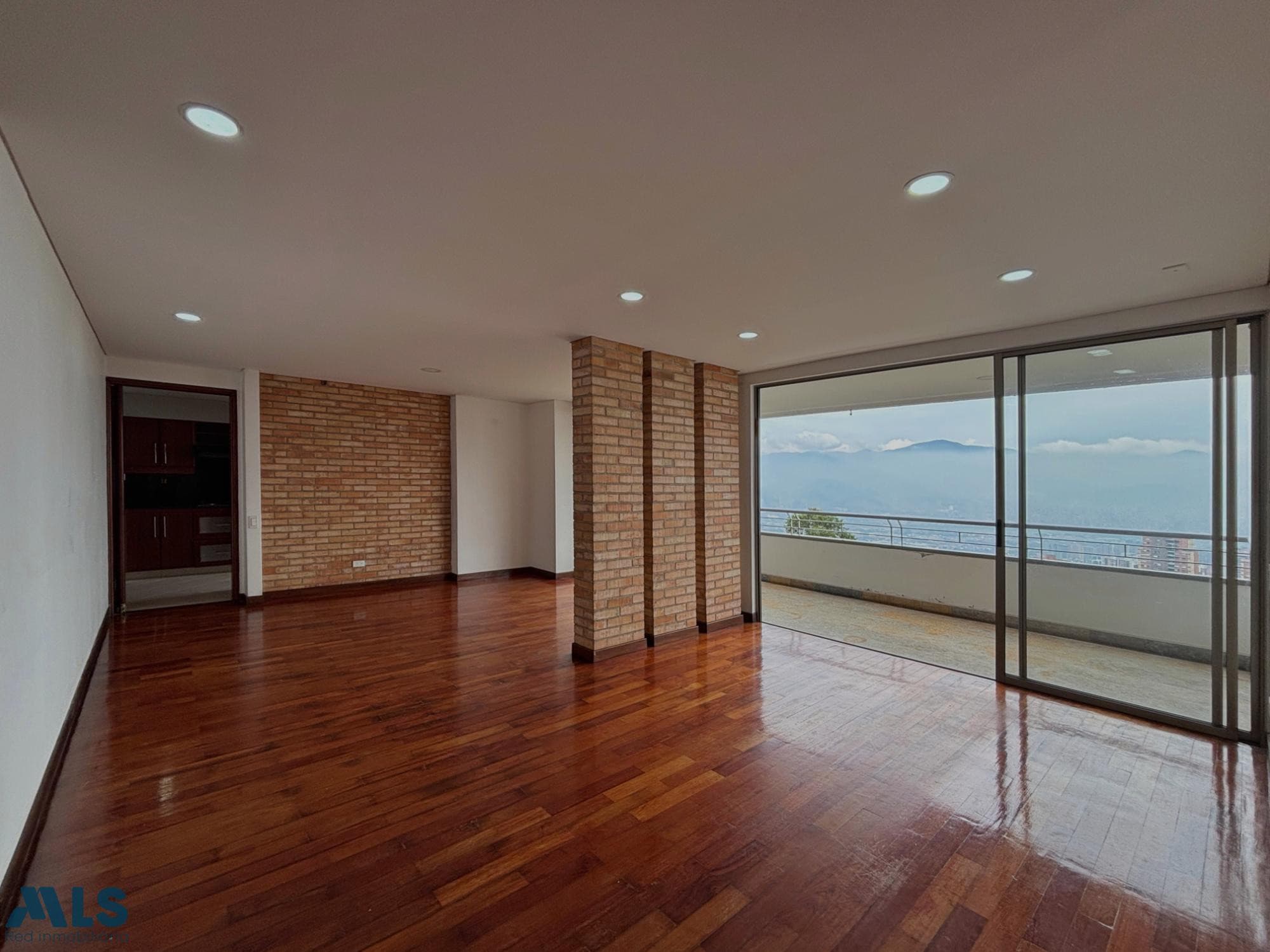 Apartamento en venta en La Calera, Poblado, Medellín — foto 1 de 27