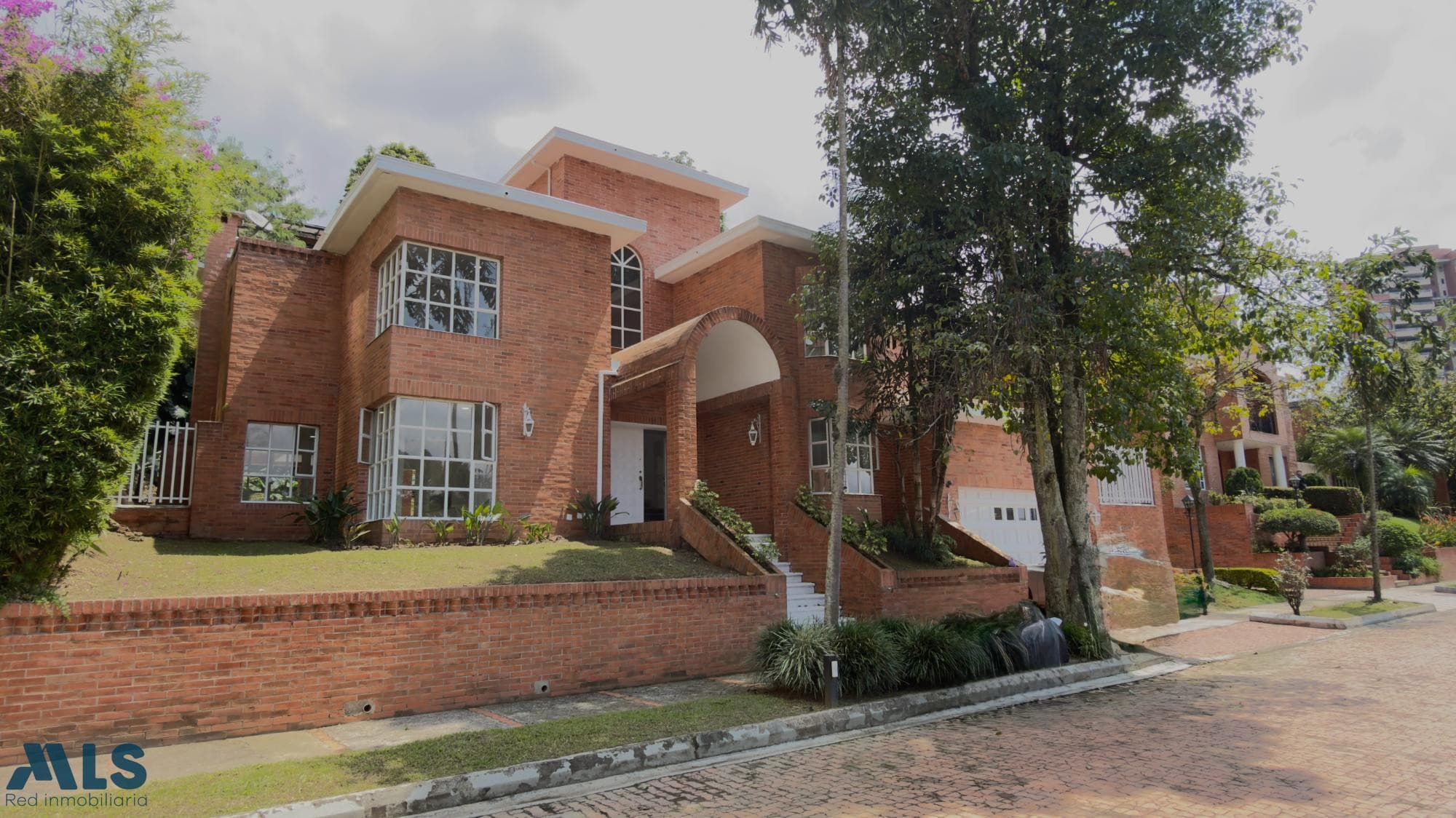 Casa en venta en La Calera, Poblado, Medellín — foto 1 de 31