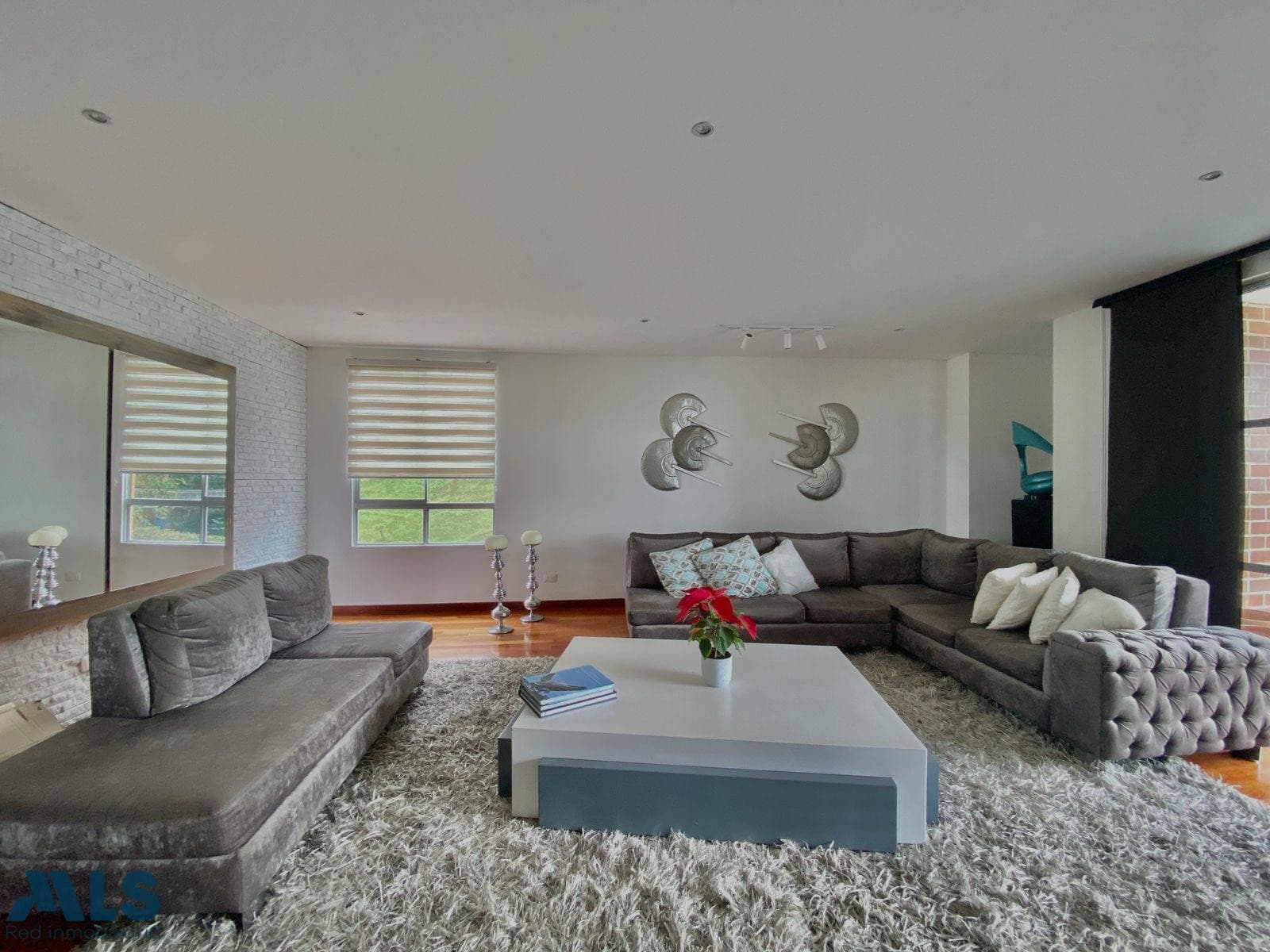 Apartamento en venta en La Calera, Poblado, Medellín — foto 1 de 17