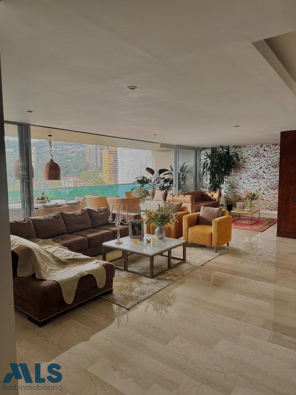 Apartamento en venta en La Calera, Poblado, Medellín — foto 1 de 17