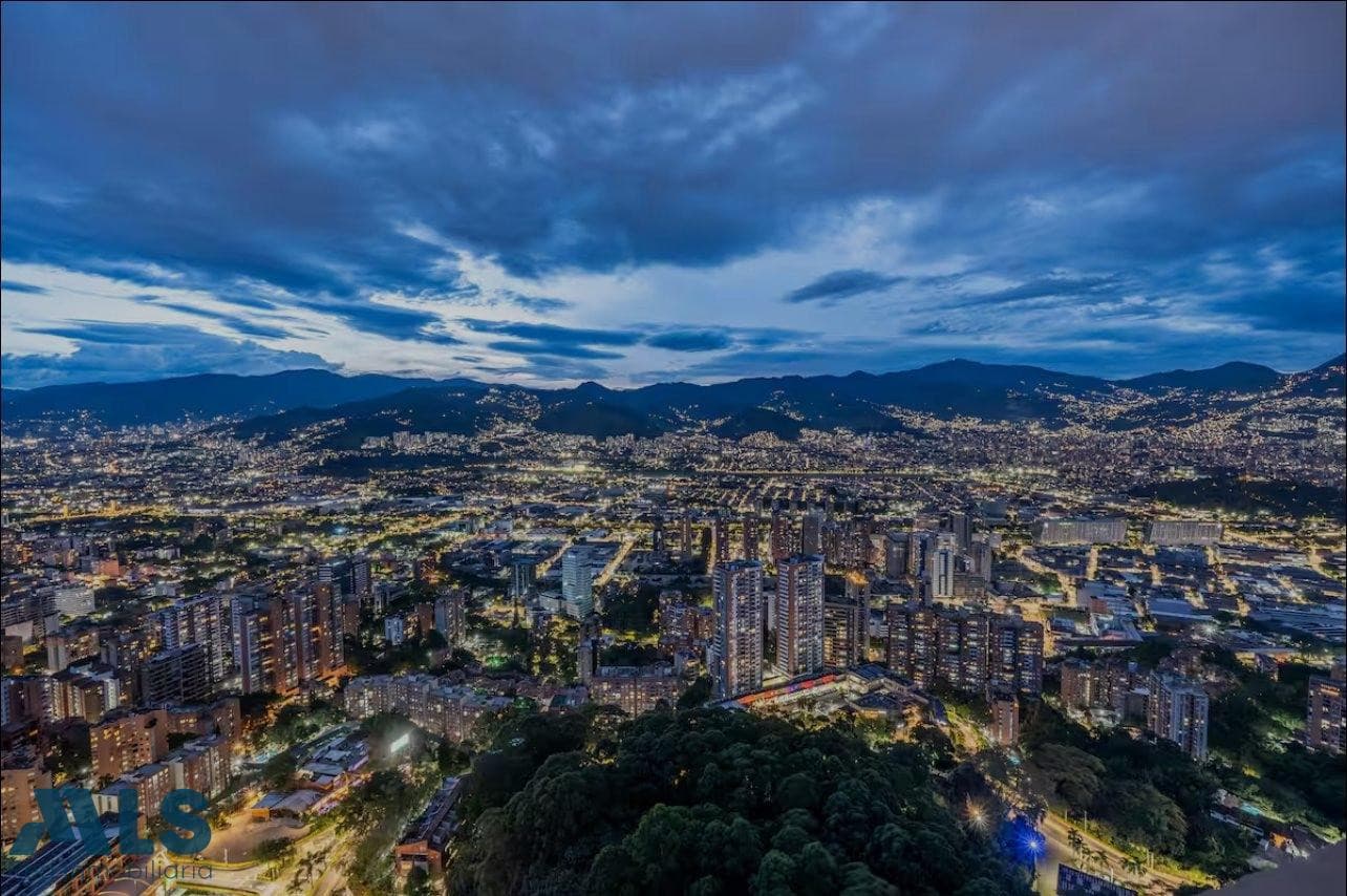 Apartamento en venta en Altos del Poblado, Medellín — foto 1 de 19
