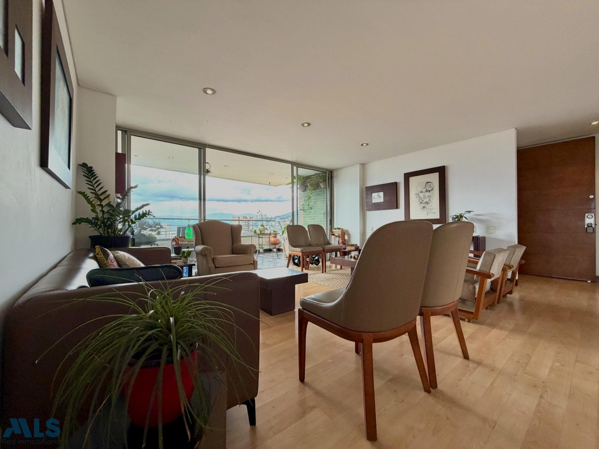 Apartamento en venta en Loma Los Gonzalez, Poblado, Medellín — foto 1 de 20