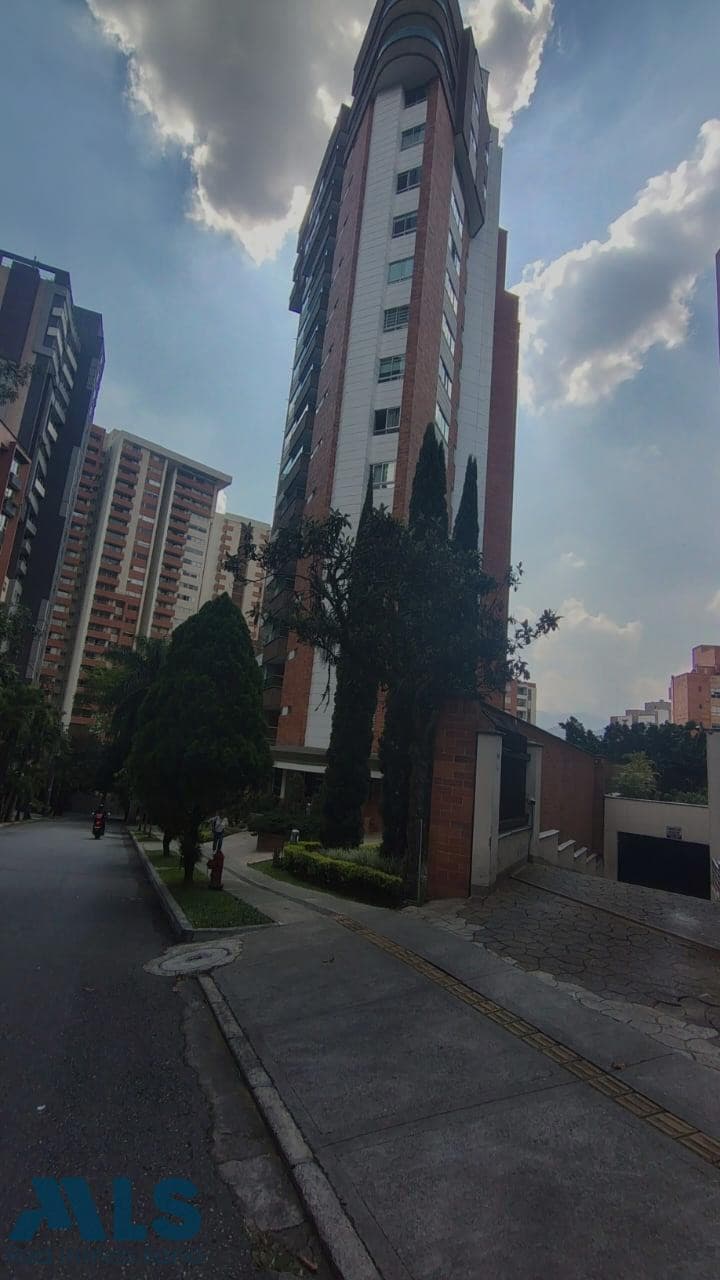 Apartamento en venta en Castropol, Poblado, Medellín — foto 1 de 14