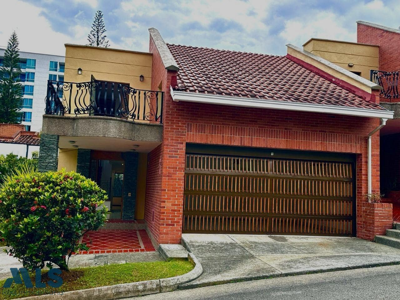 Casa en venta en Altos del Poblado, Medellín — foto 1 de 23
