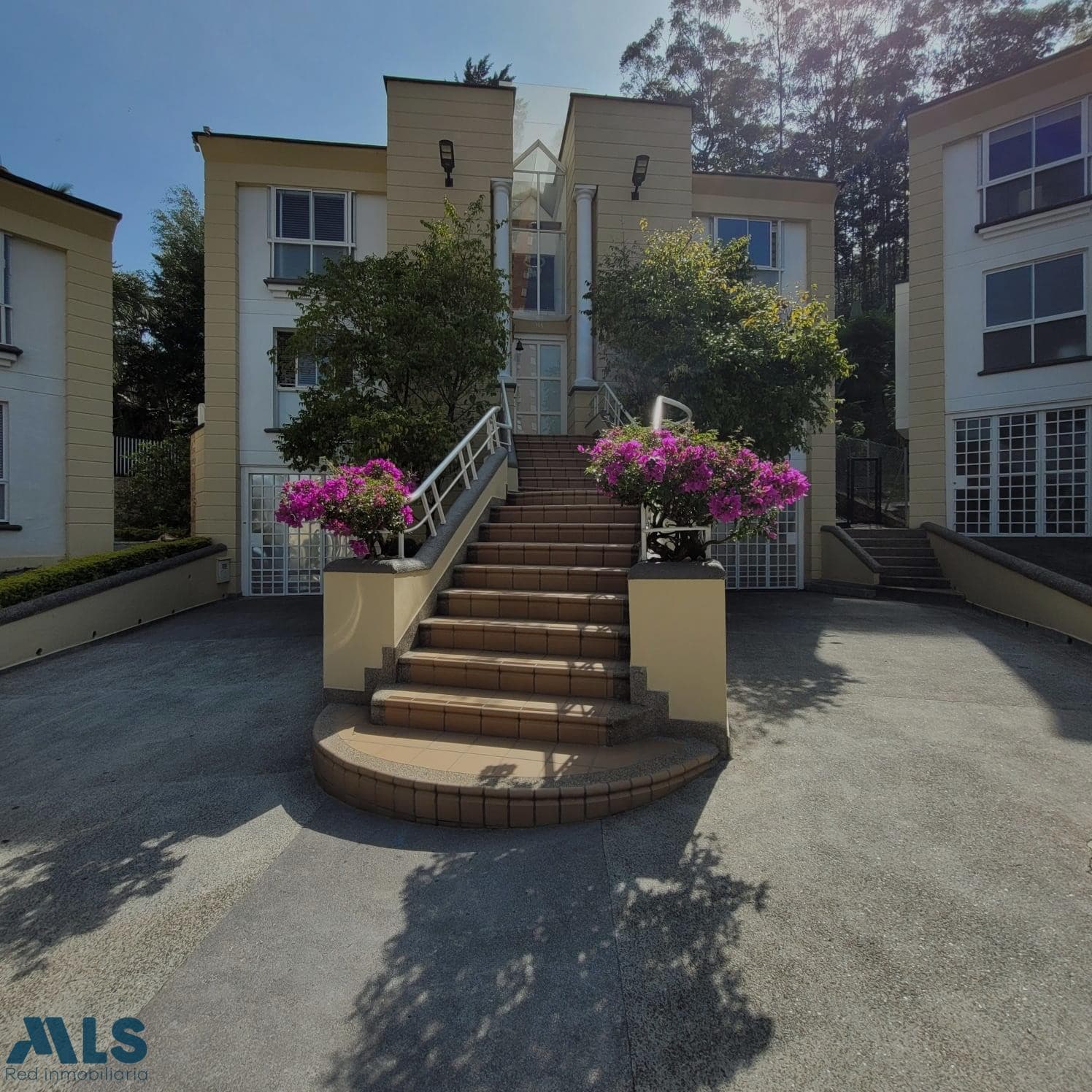 Casa en venta en Loma Cola Del Zorro, Poblado, Medellín — foto 1 de 35