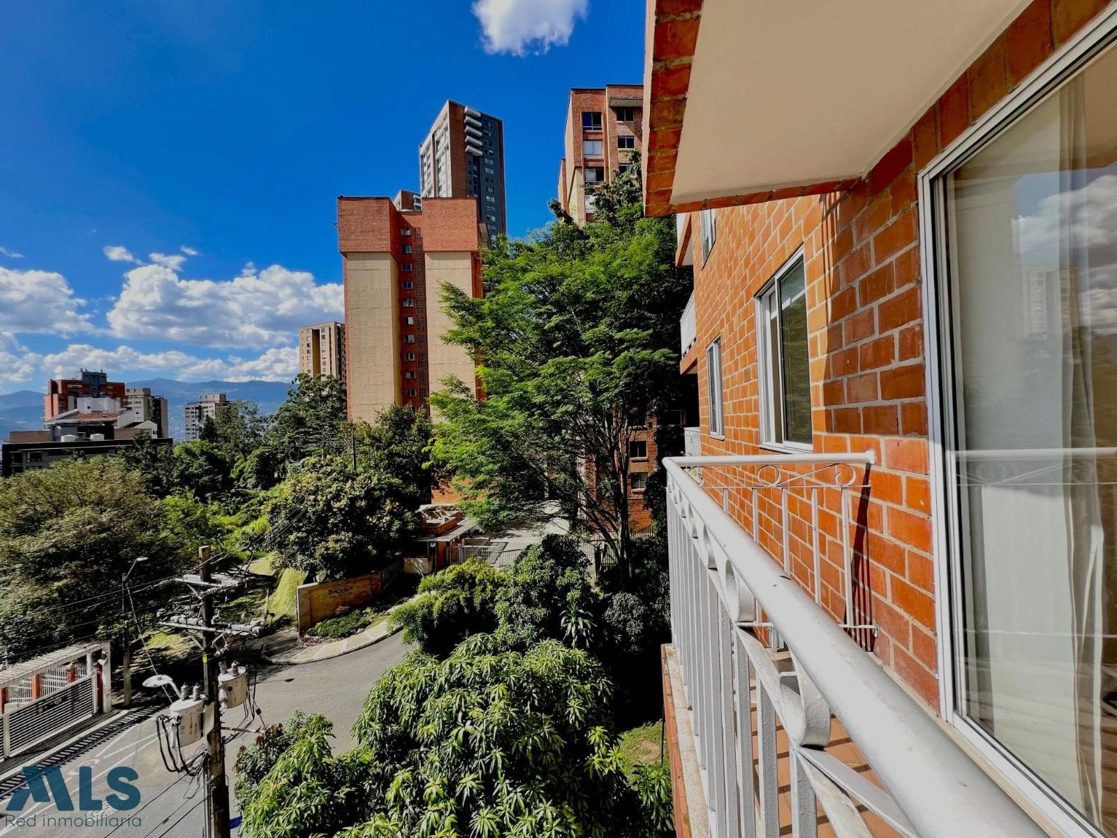 Apartamento en venta en Castropol, Poblado, Medellín — foto 1 de 32