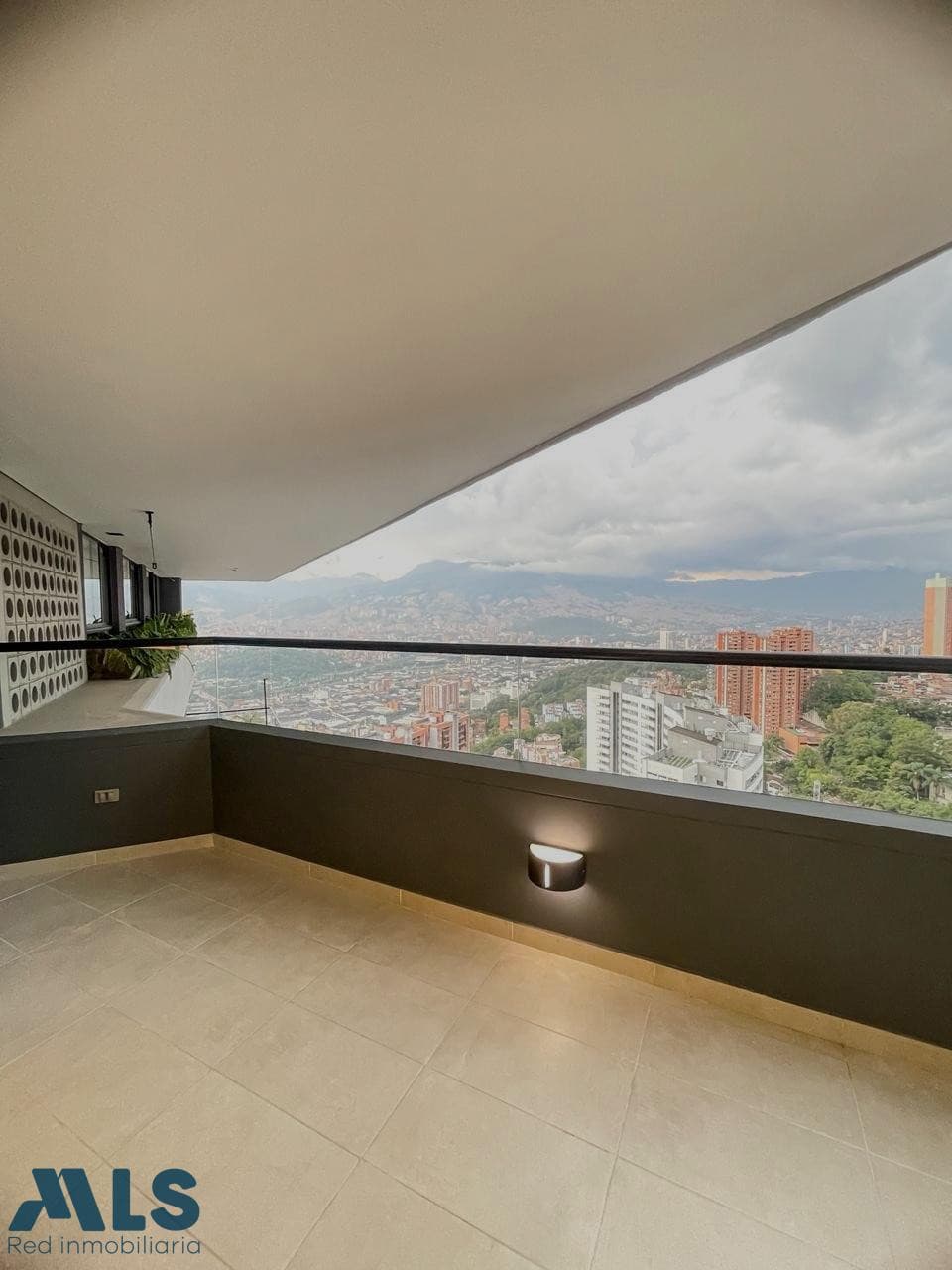 Apartamento en venta en Las Palmas, Poblado, Medellín — foto 1 de 24