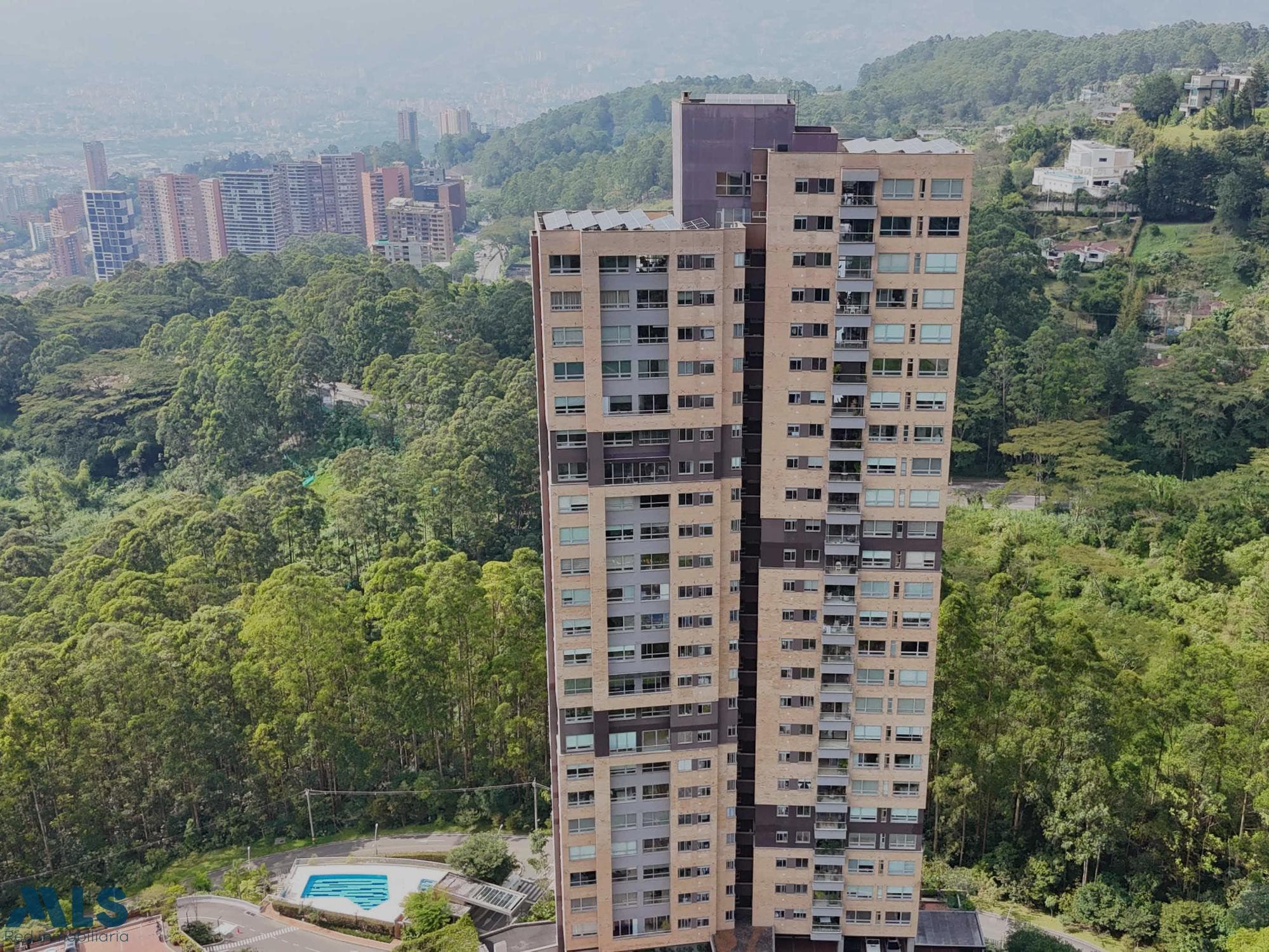 Apartamento en venta en Loma Cola Del Zorro, Poblado, Medellín — foto 1 de 32