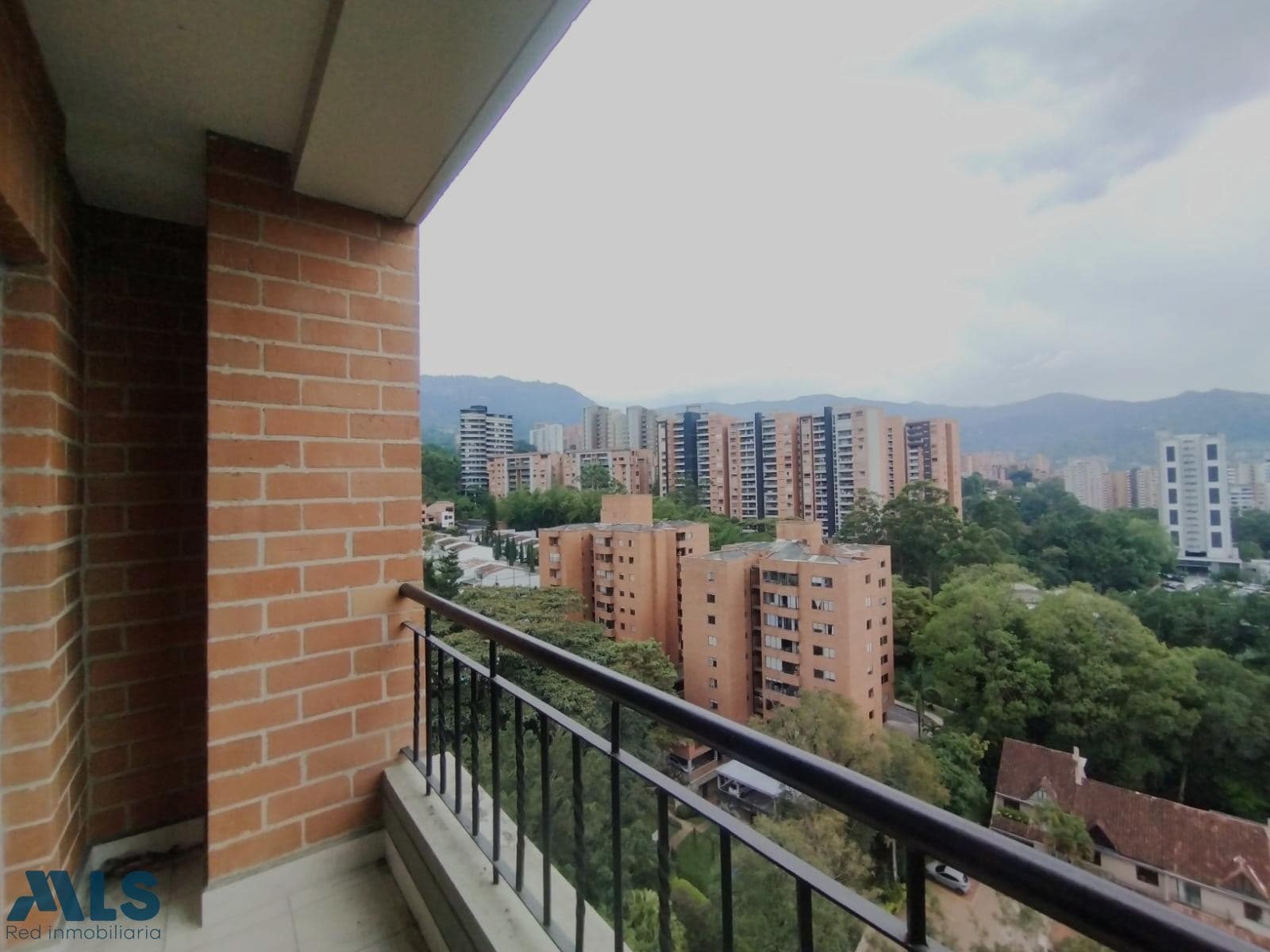 Apartamento en venta en La Frontera, Poblado, Medellín — foto 1 de 24