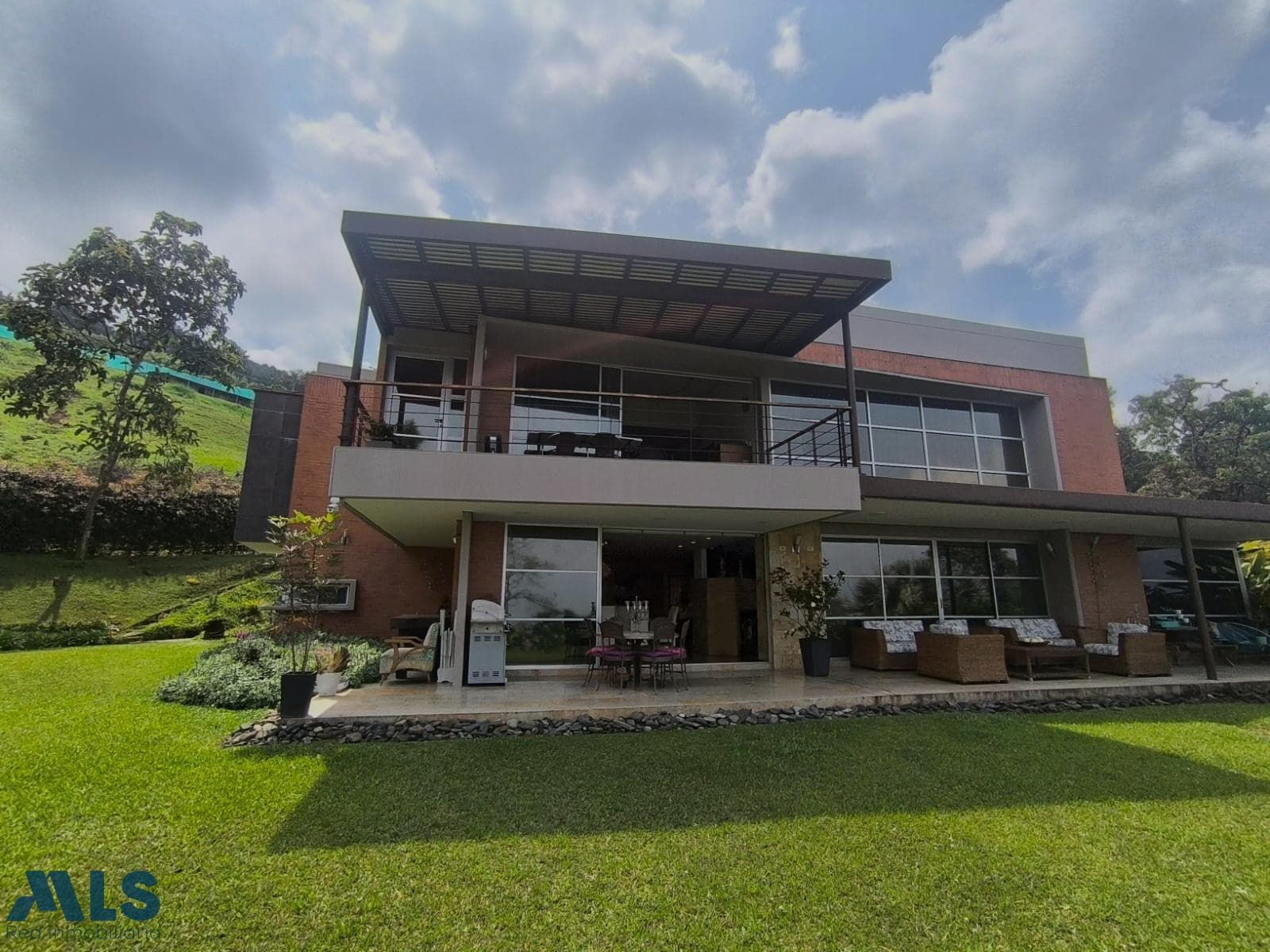 Casa en venta en El Tesoro, Poblado, Medellín — foto 1 de 32