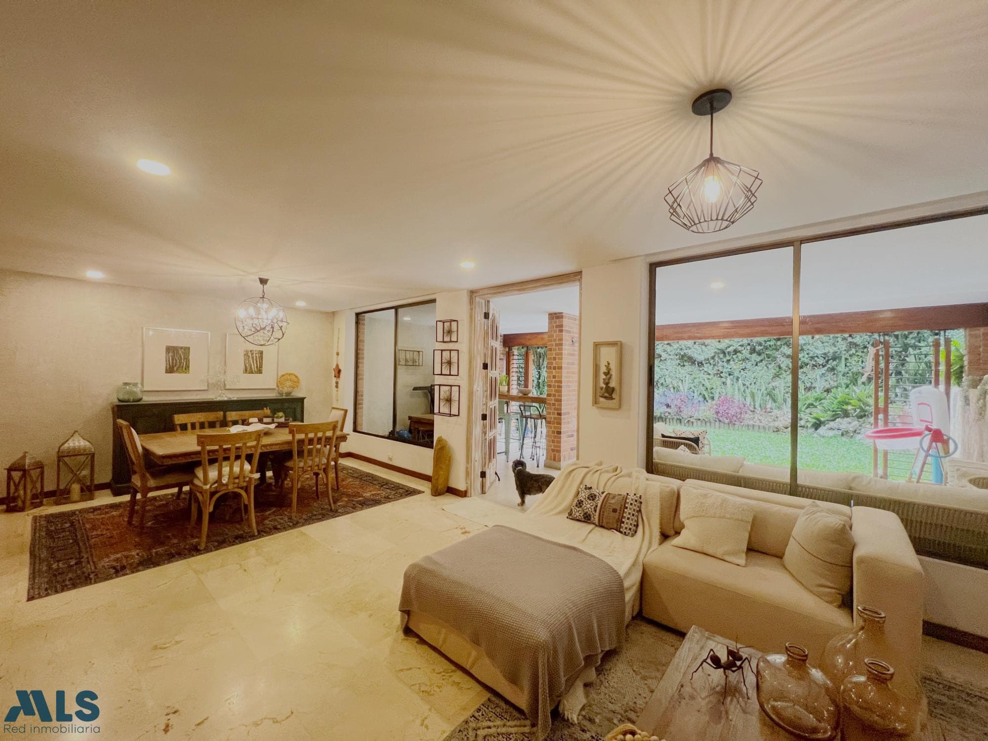 Casa en venta en Las Santas, Poblado, Medellín — foto 1 de 15