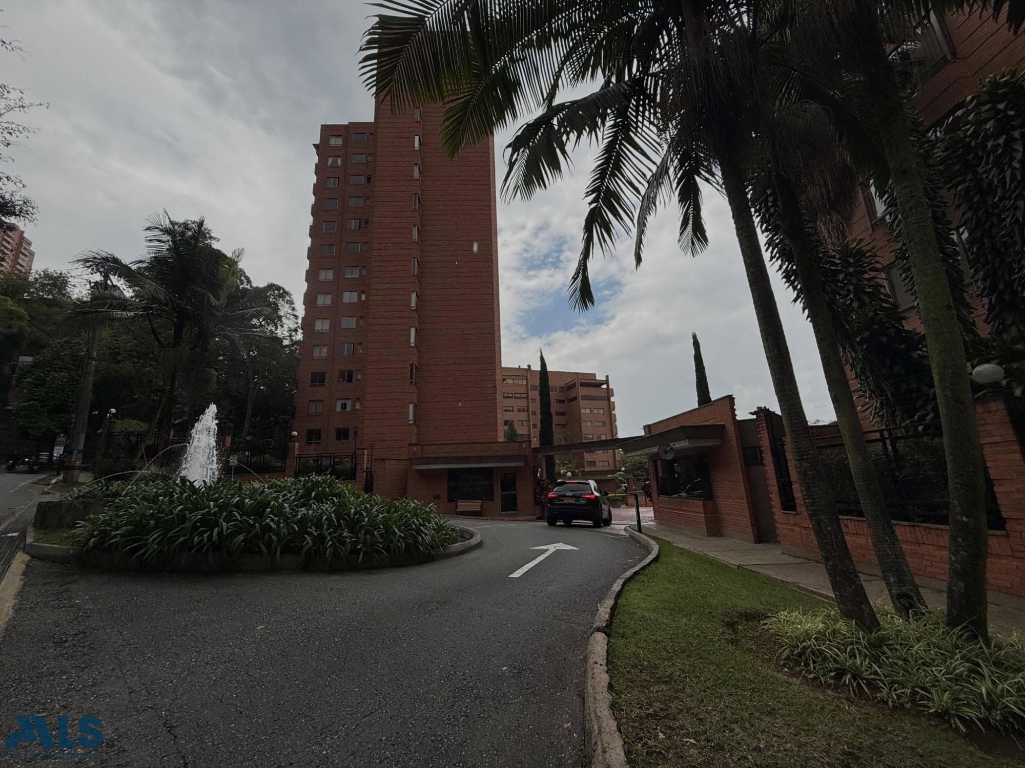 Apartamento en venta en El Tesoro, Poblado, Medellín — foto 1 de 24