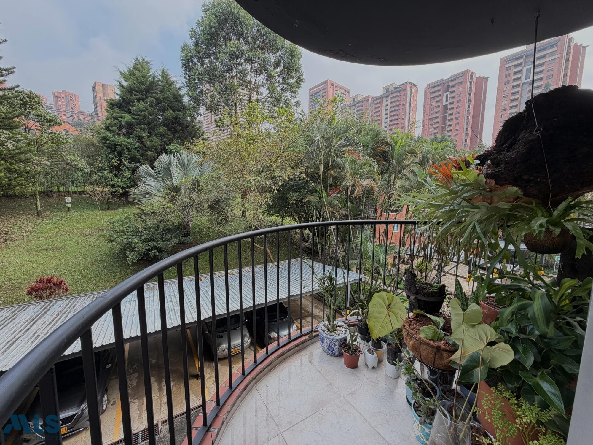 Apartamento en venta en La Visitación, Poblado, Medellín — foto 1 de 31