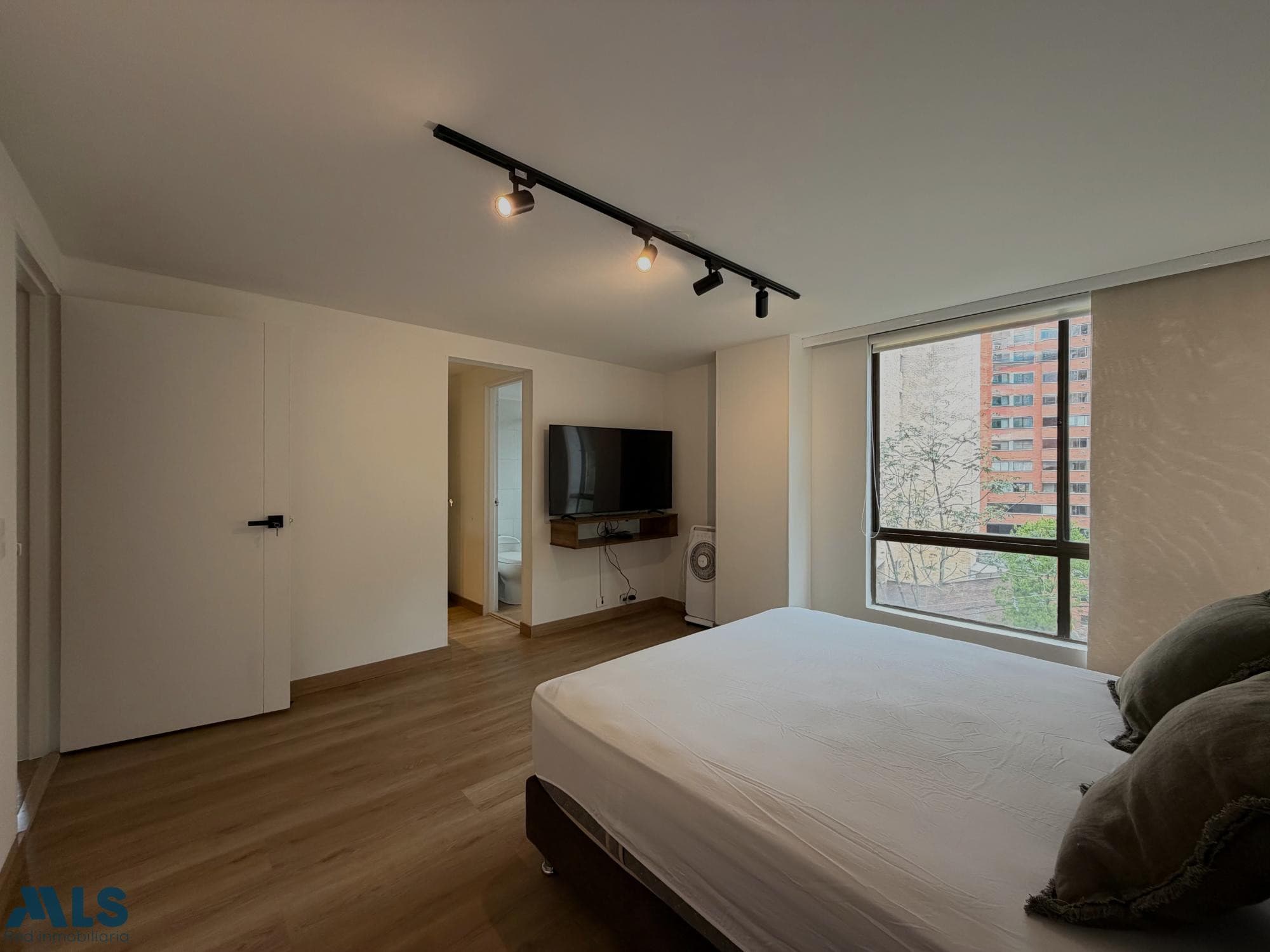 Apartamento en venta en La Calera, Poblado, Medellín — foto 1 de 30