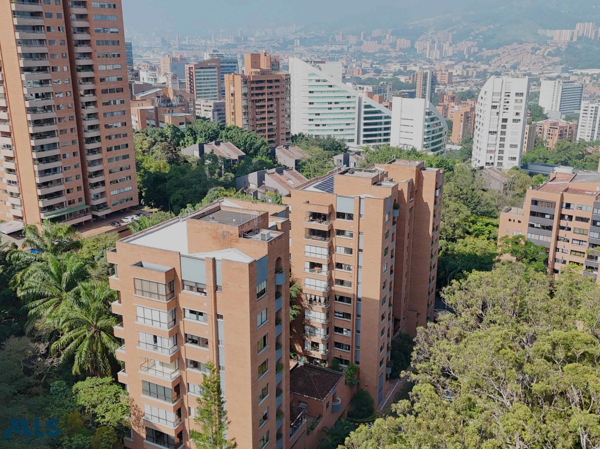 Apartamento en venta en Poblado, Medellín — foto 1 de 28